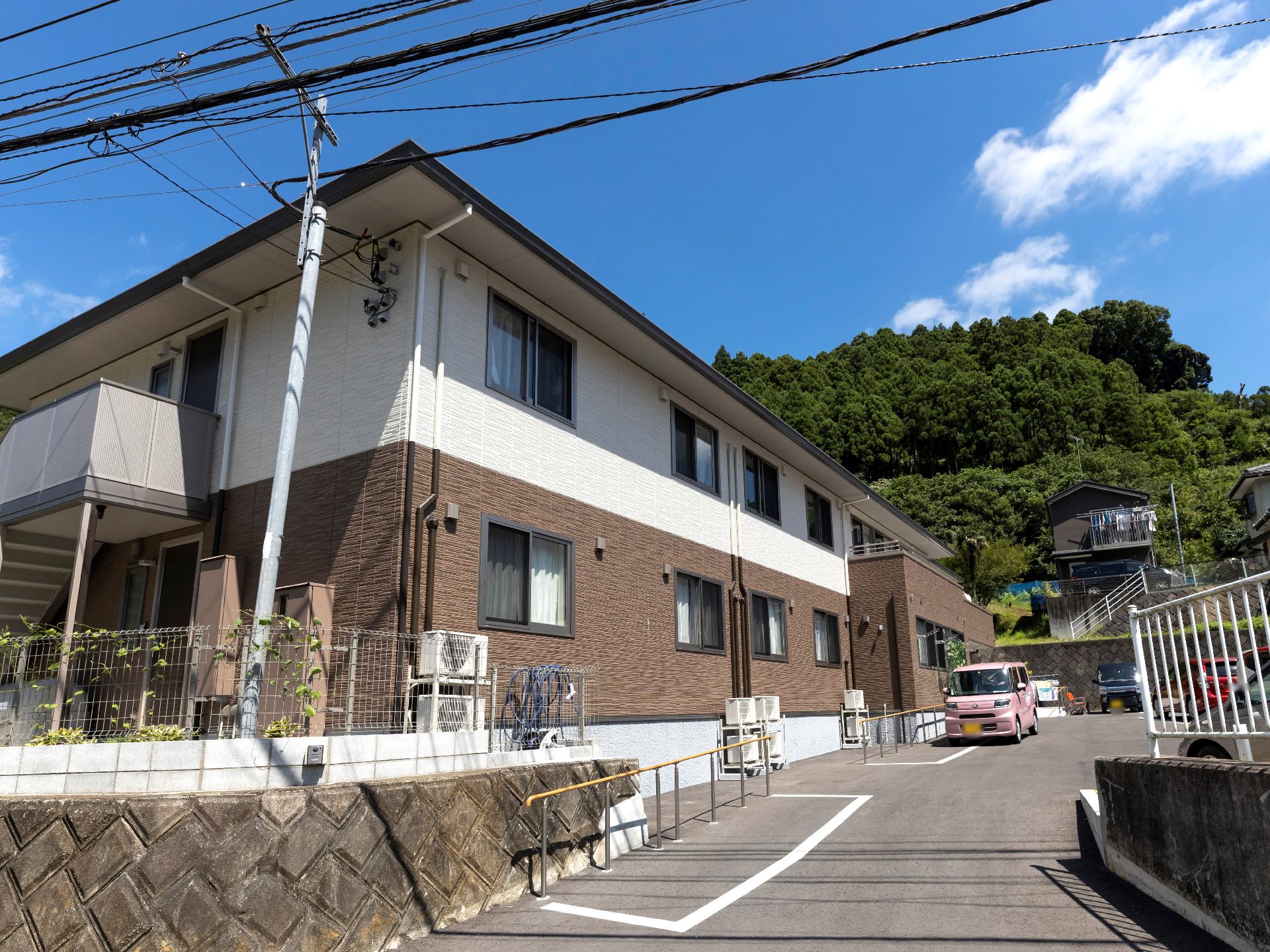 外壁は2色で構成され、周囲からも識別しやすい施設の外観