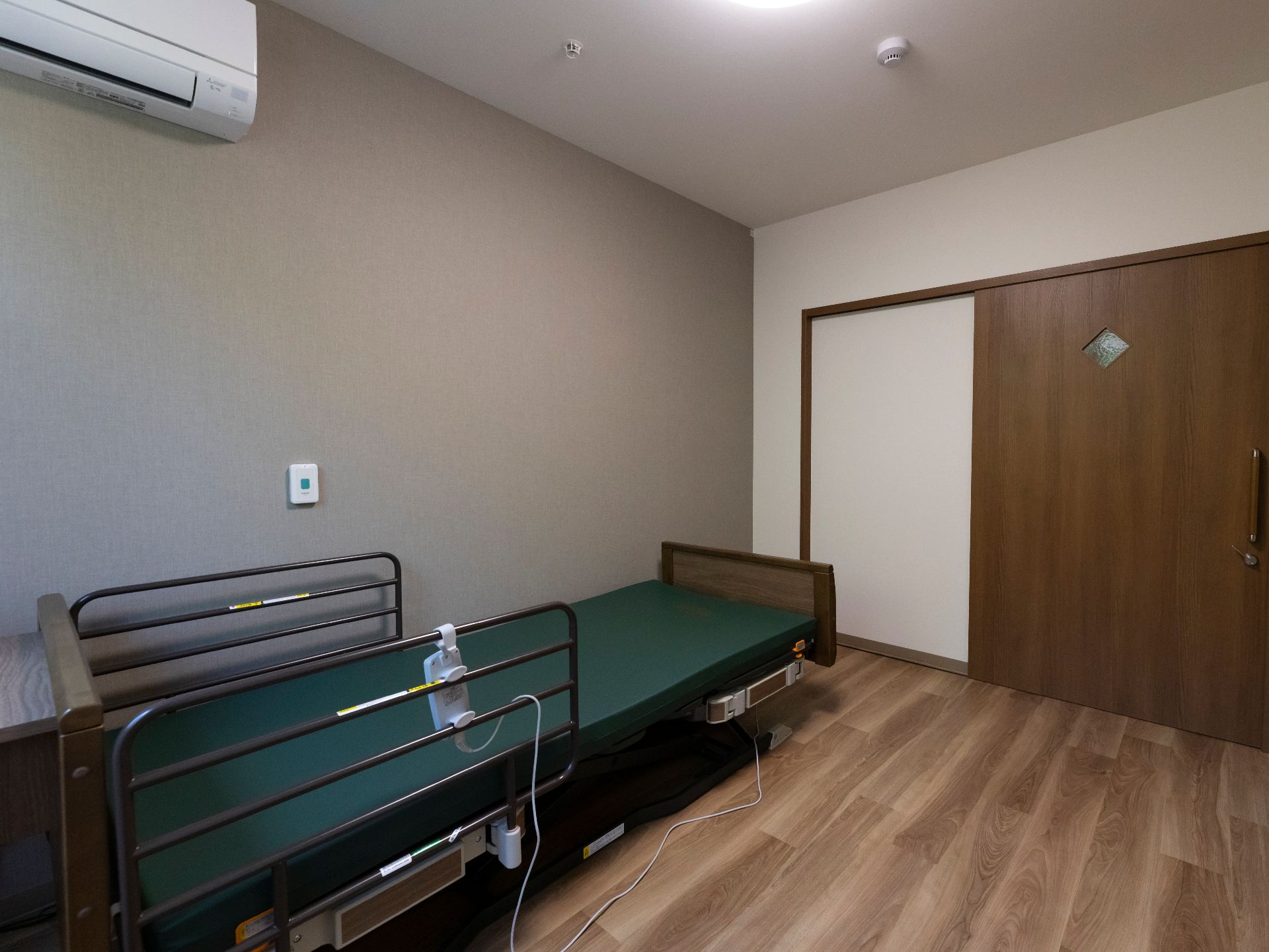 面積が広く、大型の介護ベッド、エアコンが設置されている居室