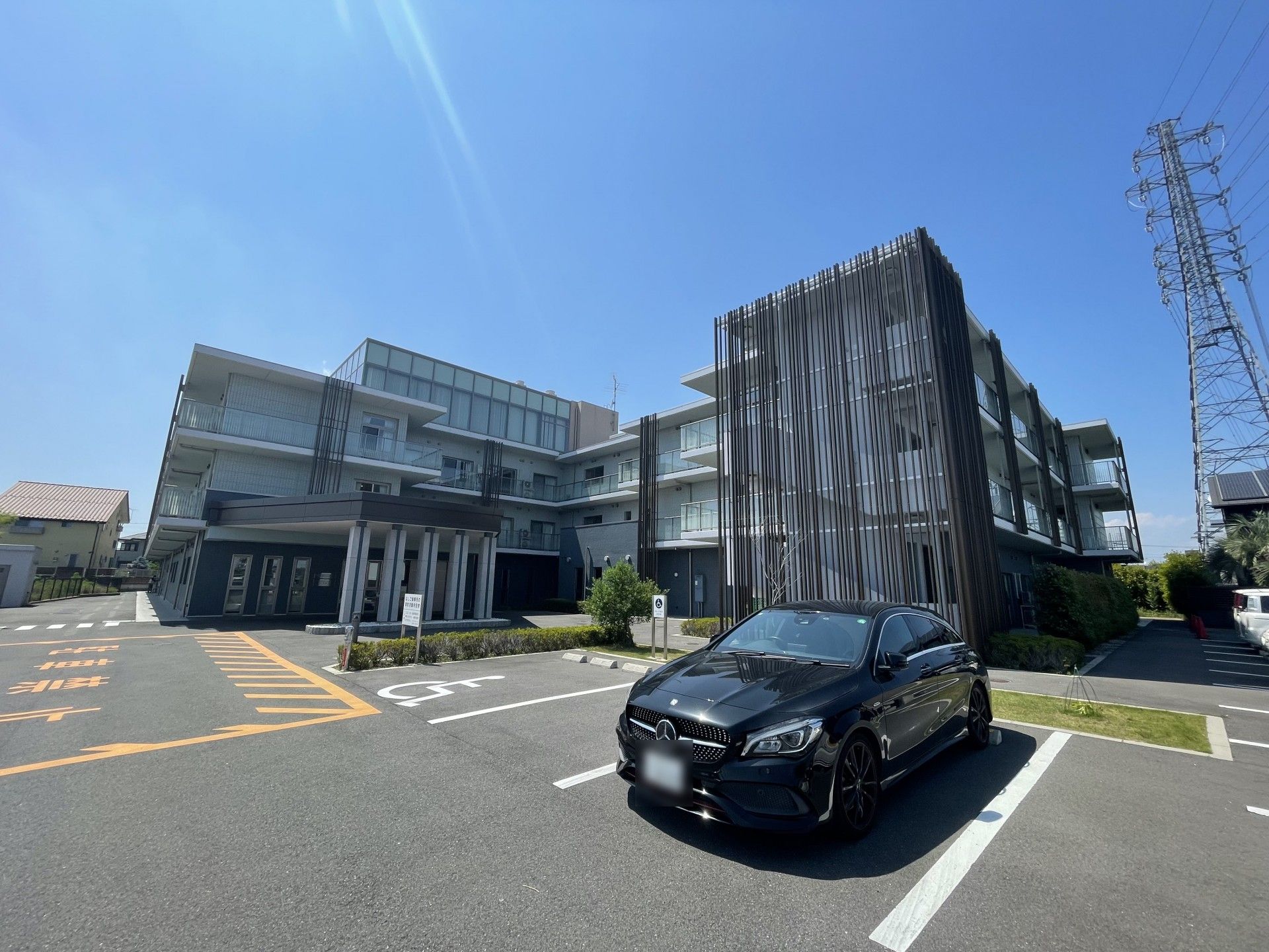 広い駐車場のある建物