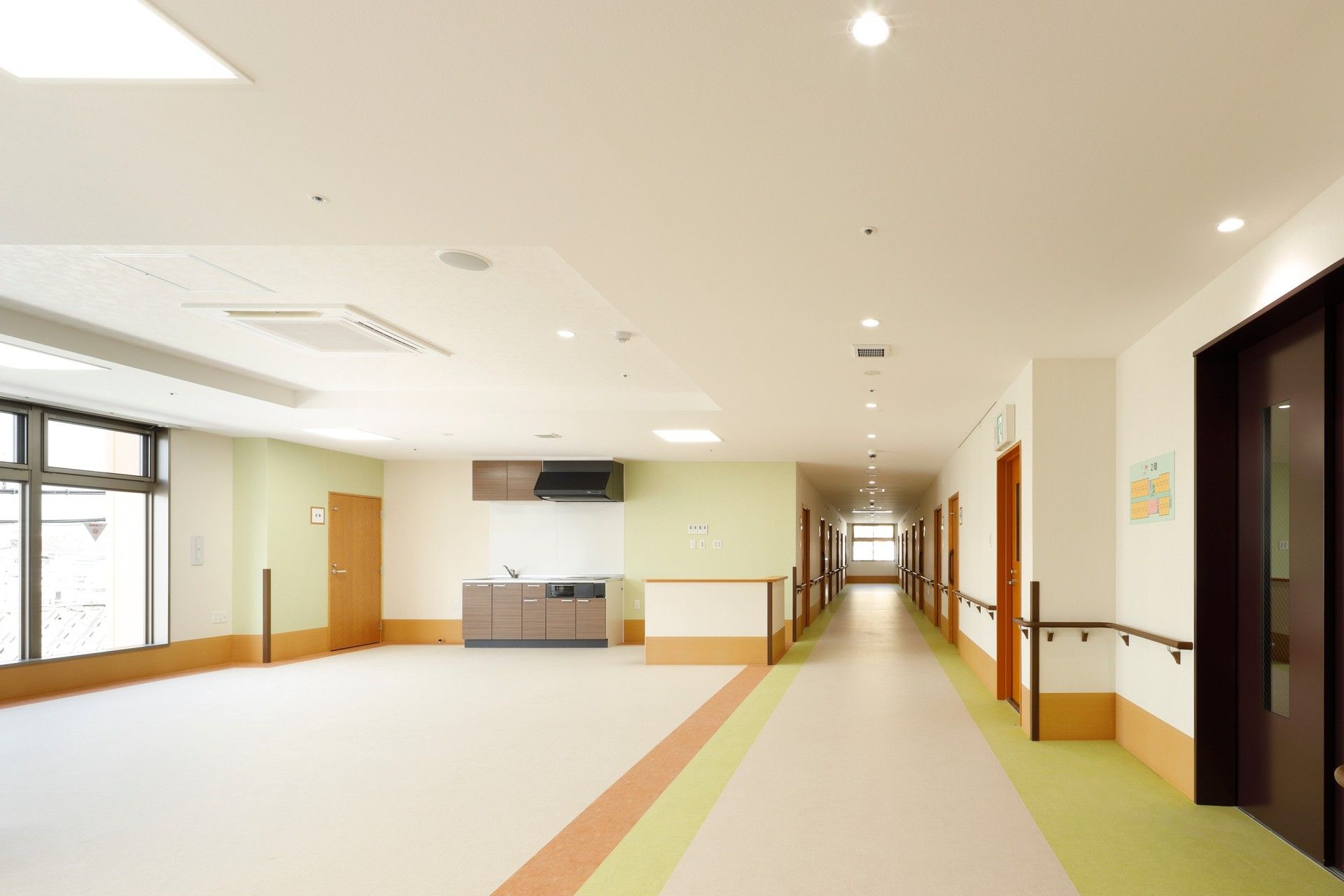 明るい廊下と共用スペース