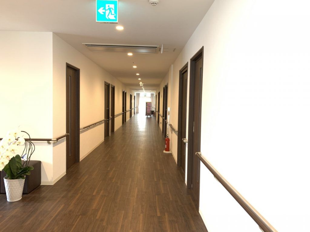 明るく広々とした廊下