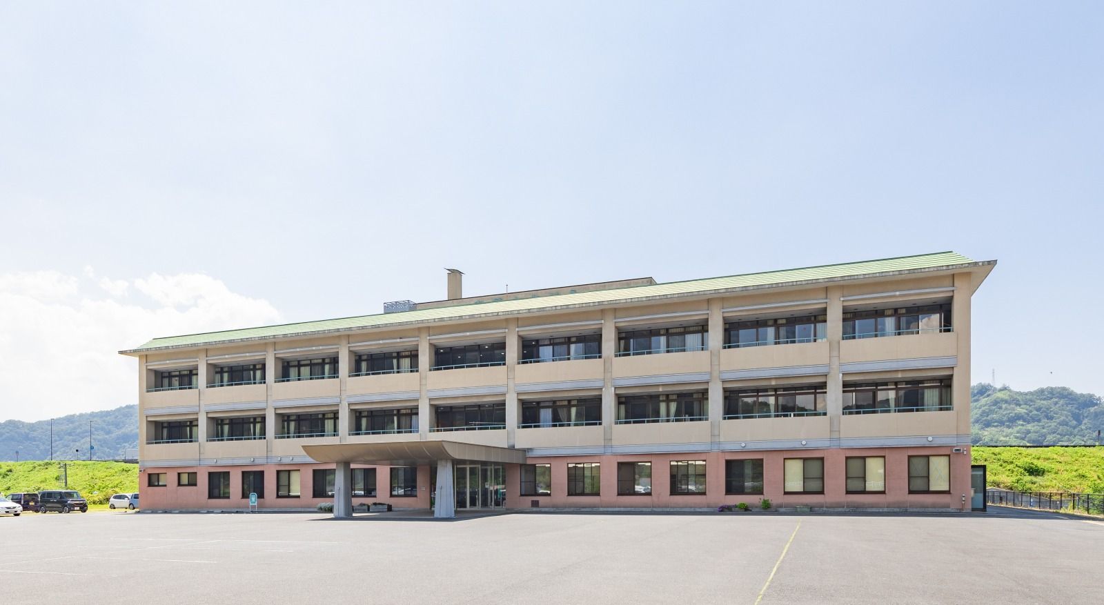 広々とした建物の外観