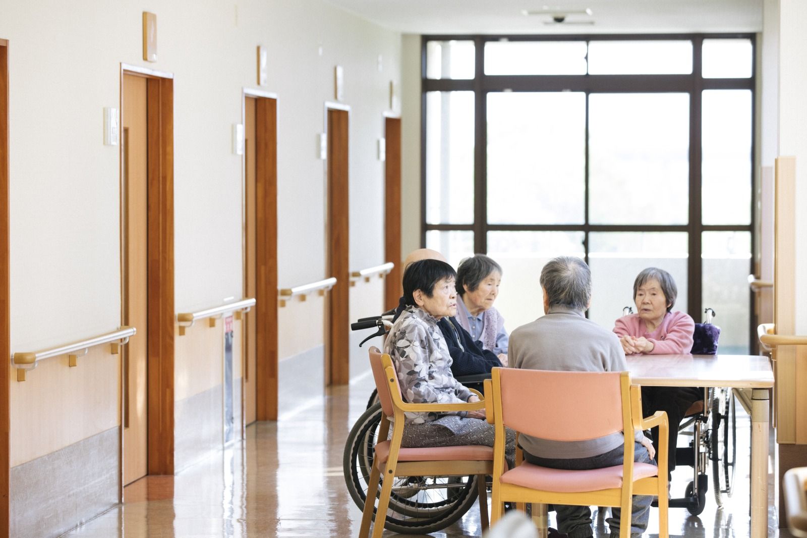 談笑する利用者たちの廊下