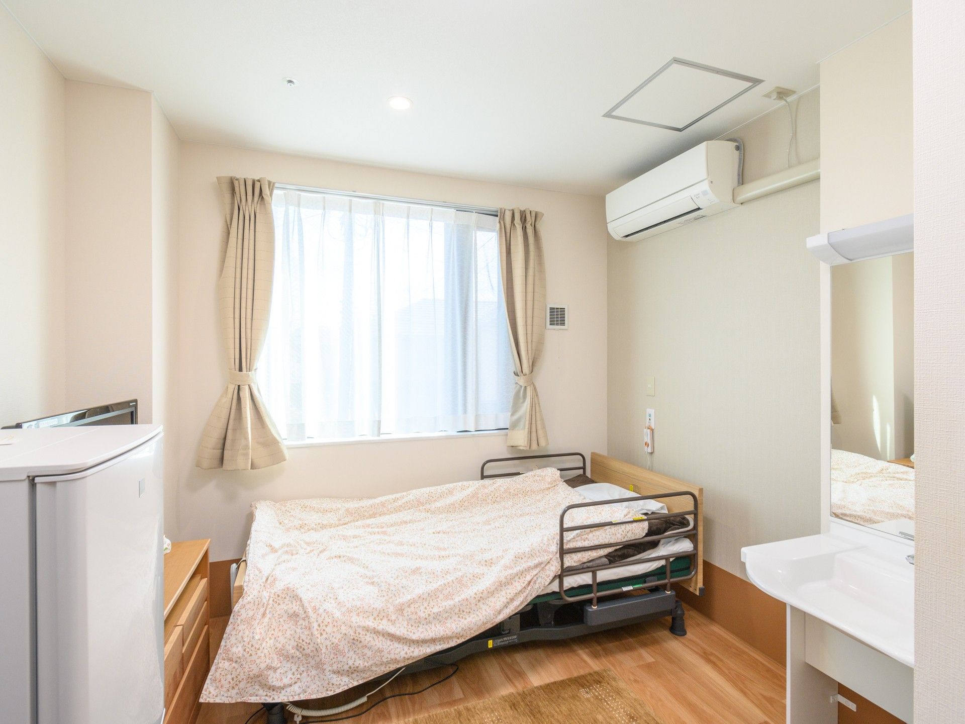 大きな窓が付いた明るい部屋にはスライド式ドアが付いており、安全に暮らせるようだ