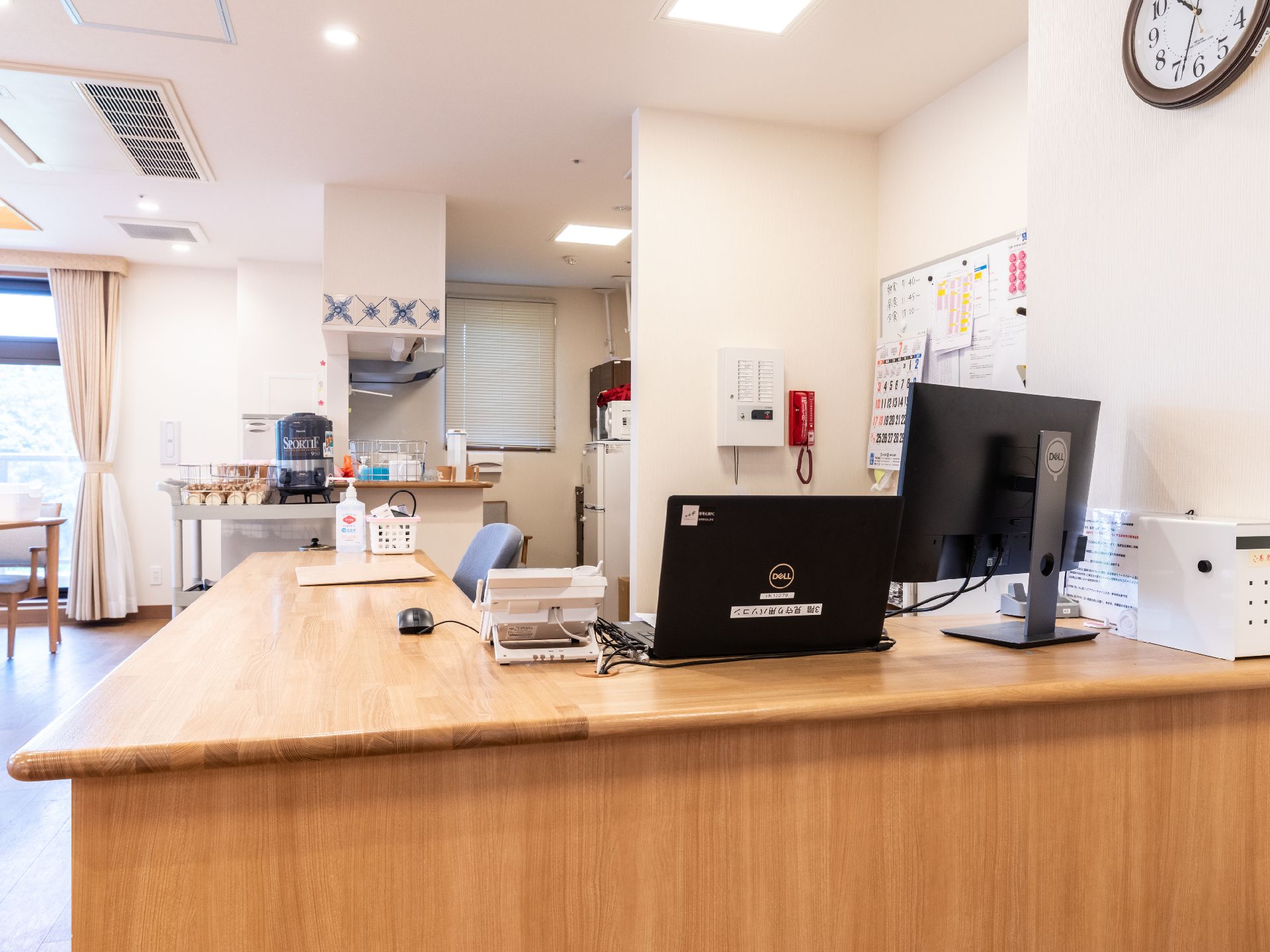 スタッフルームも兼任している、明るく広い受付