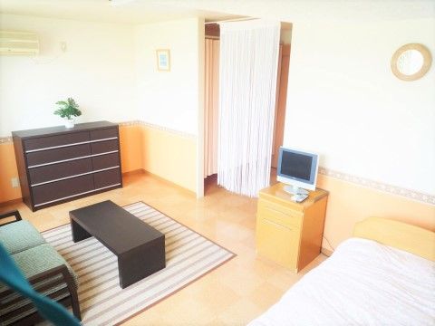 悠楽里おおみやの居室。ご自宅より生活用品・家具を持ち込んでの居室環境をお作りいただけます。