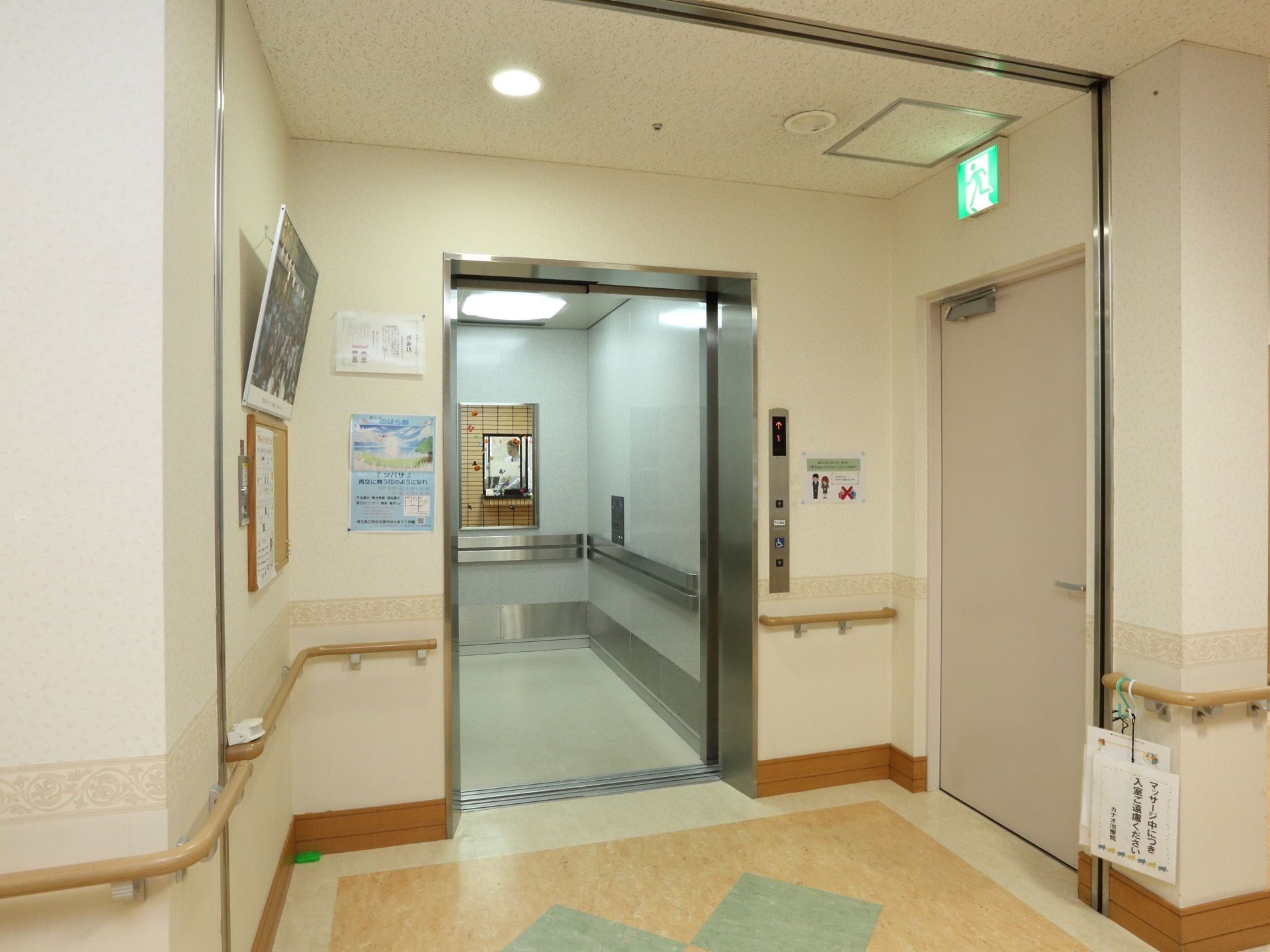 地上３階建ての施設にはエレベーターも設置されている。そのすぐ右側には非常階段に出る鉄扉が配置してある。