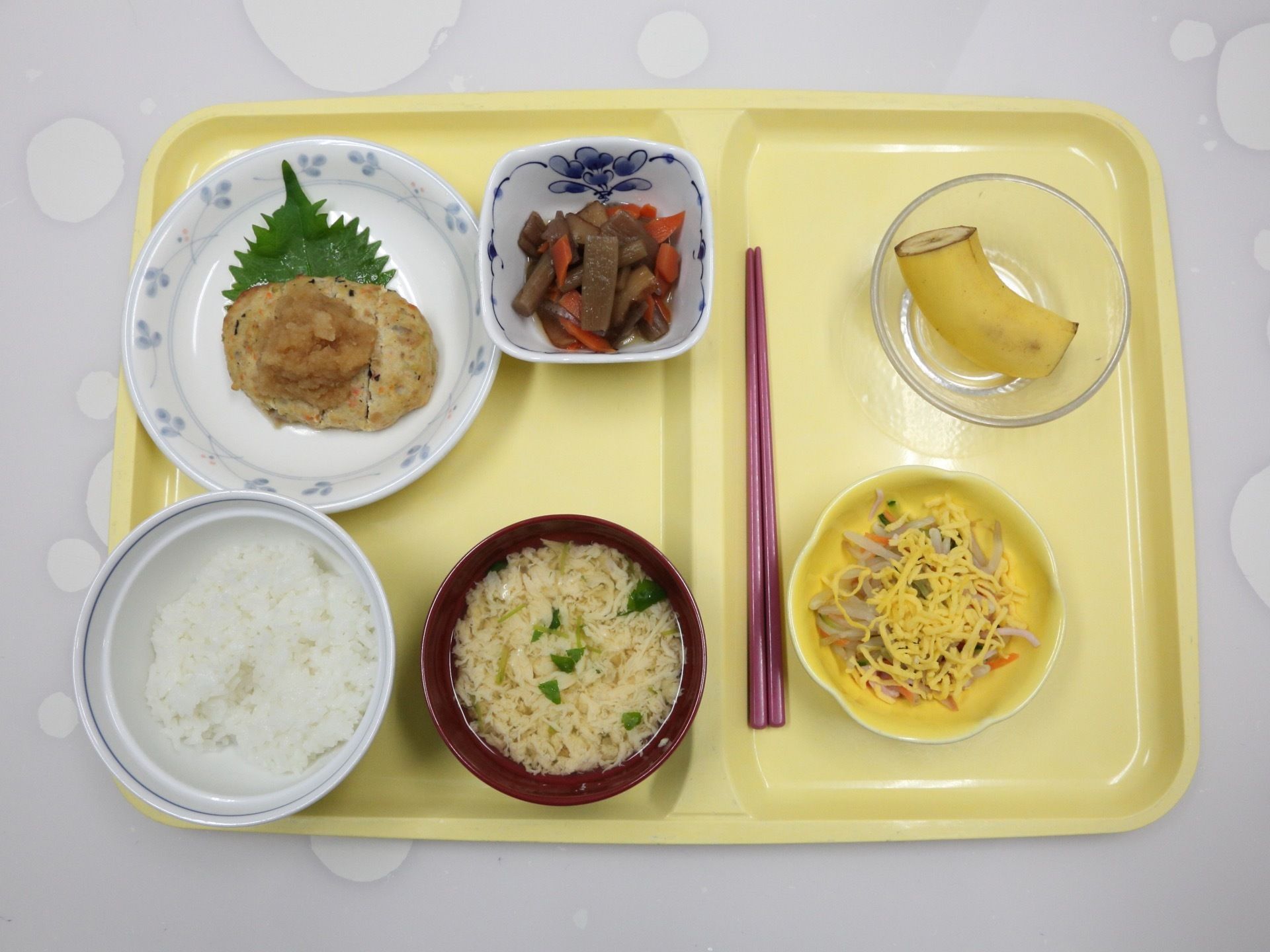 施設にて提供されている食事で、今回は白米を中心とした和食。旬の食材を取り入れたメニューは栄養面も考慮されている。