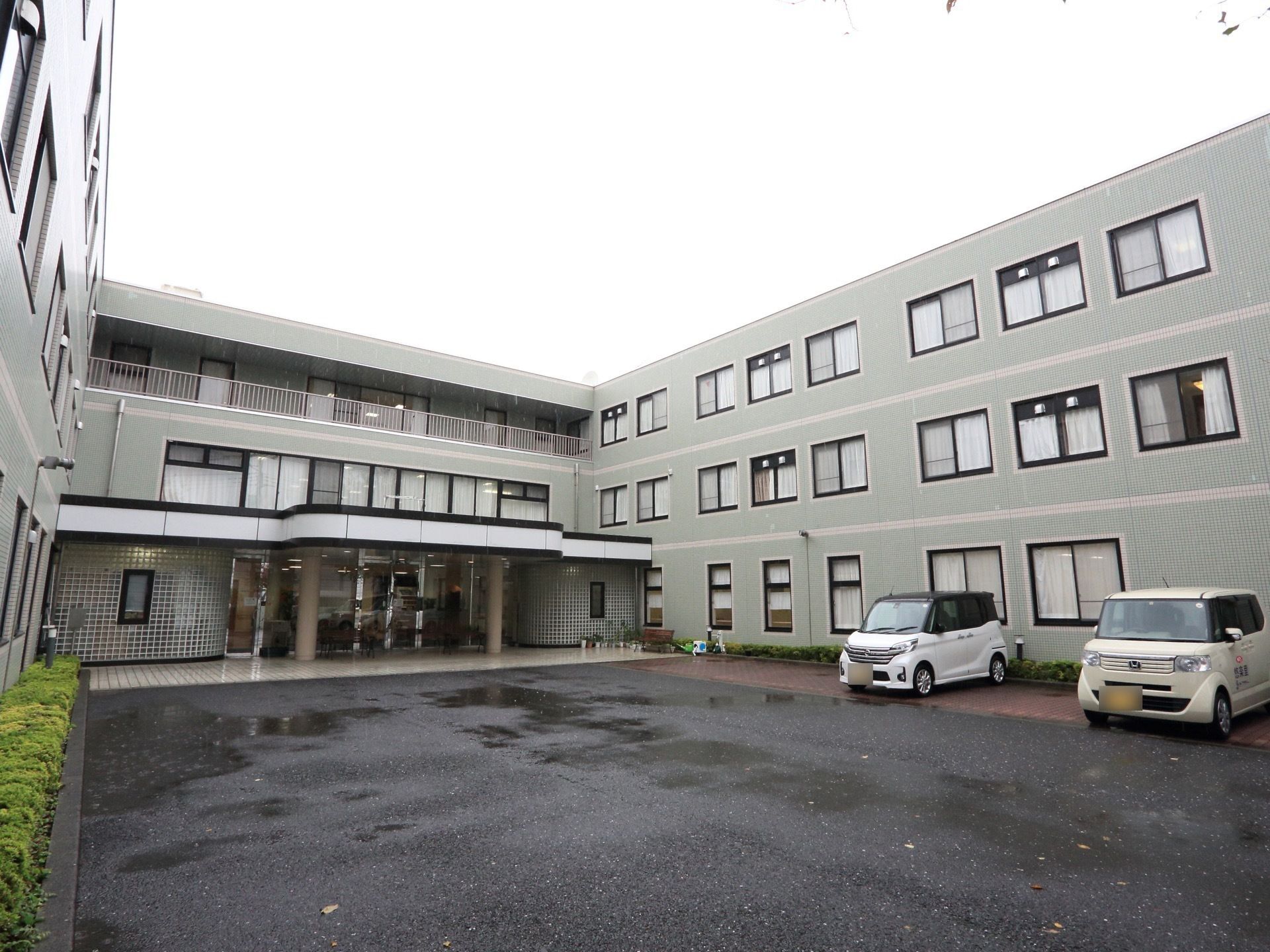 建物は地上３階建てで、壁はライトグリーンのタイルで装飾されている。敷地の殆どはアスファルト舗装になっている。