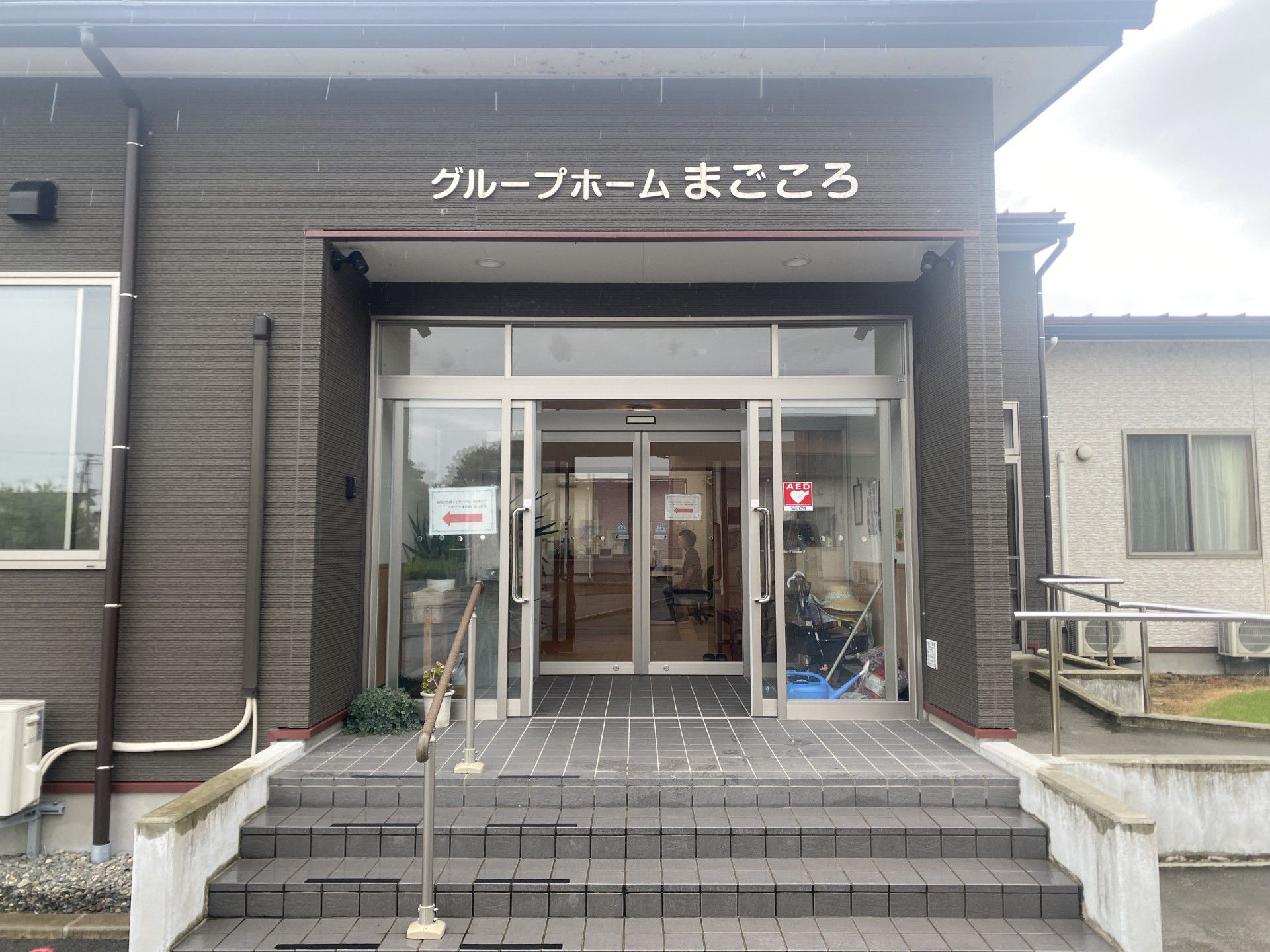 入口が広い施設の玄関