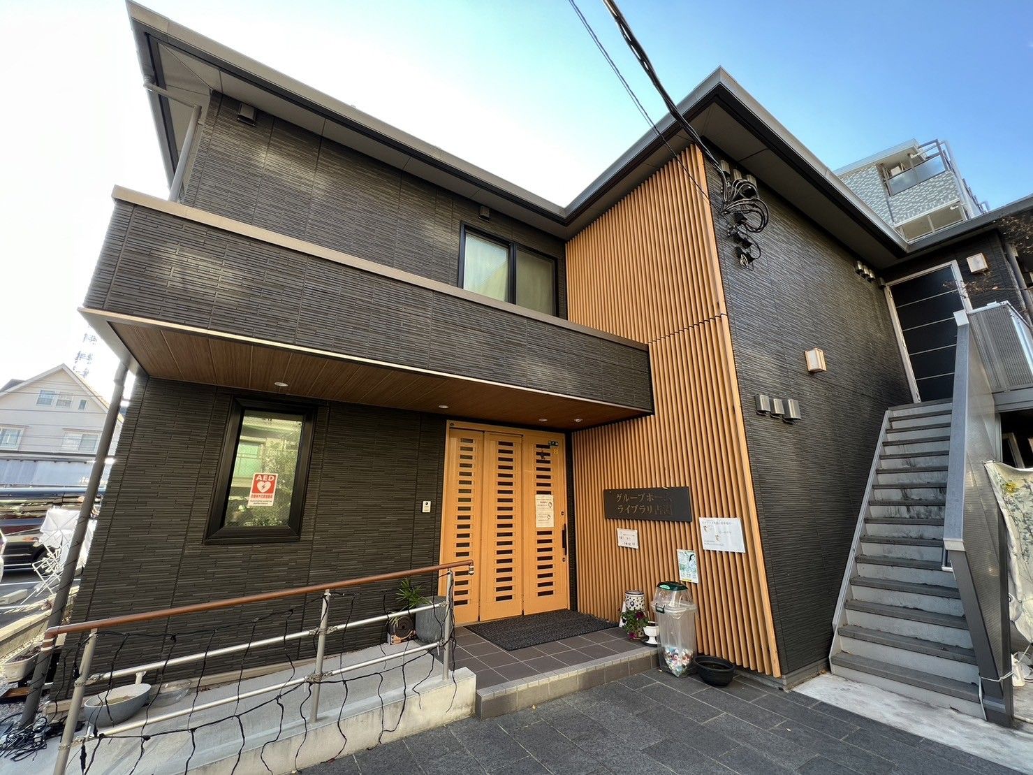 モダンな外観の建物