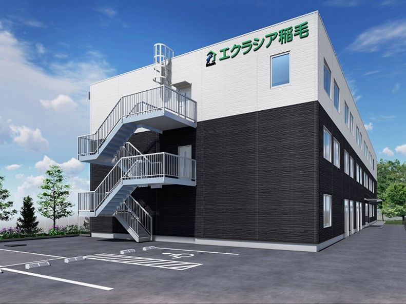 エクラシア稲毛と書かれている黒と白の外壁の3階建て建築物
