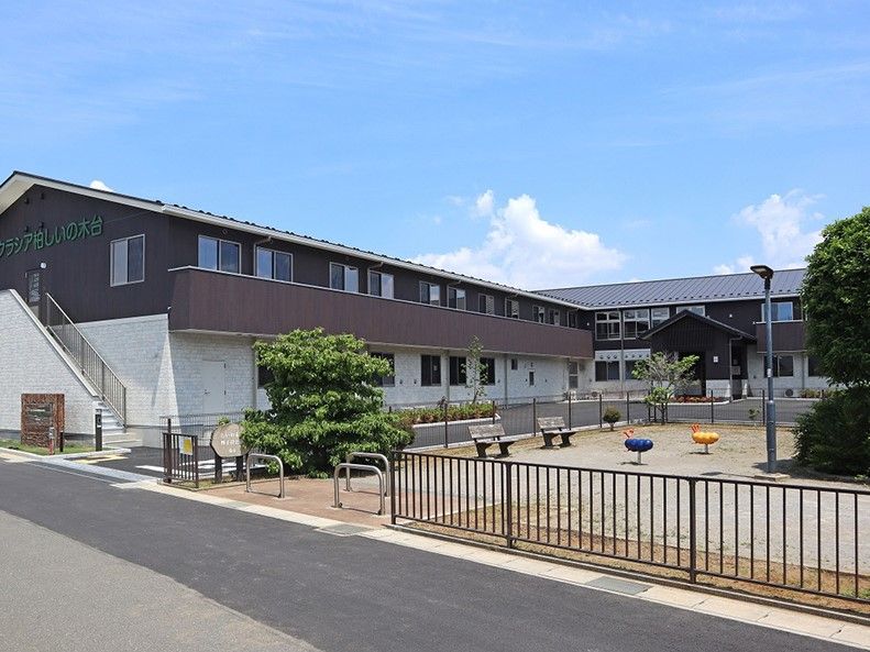エクラシア柏しいの木台と書かれている茶色と白の外壁の2階建て建築物