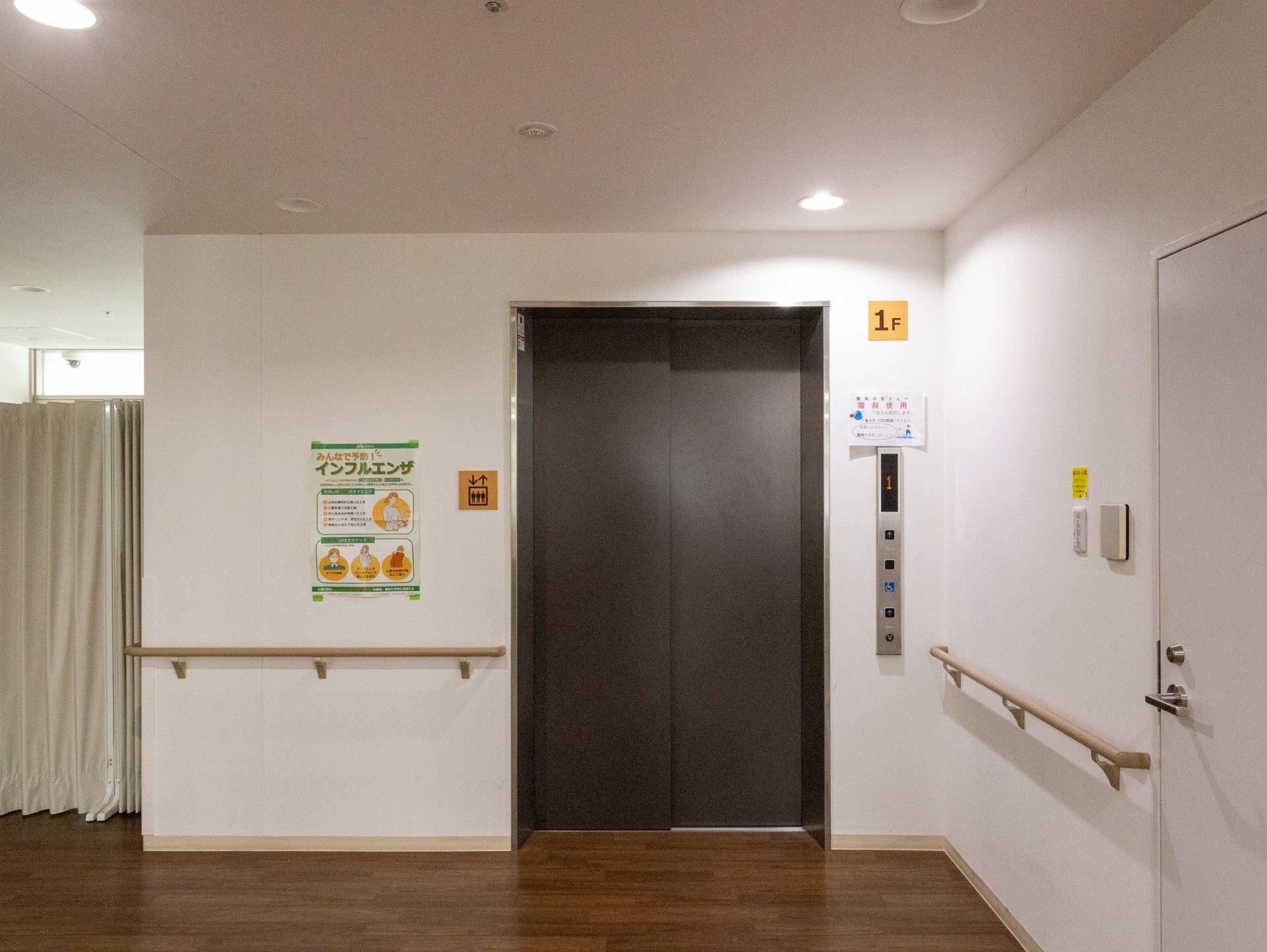 エレベーター前の廊下