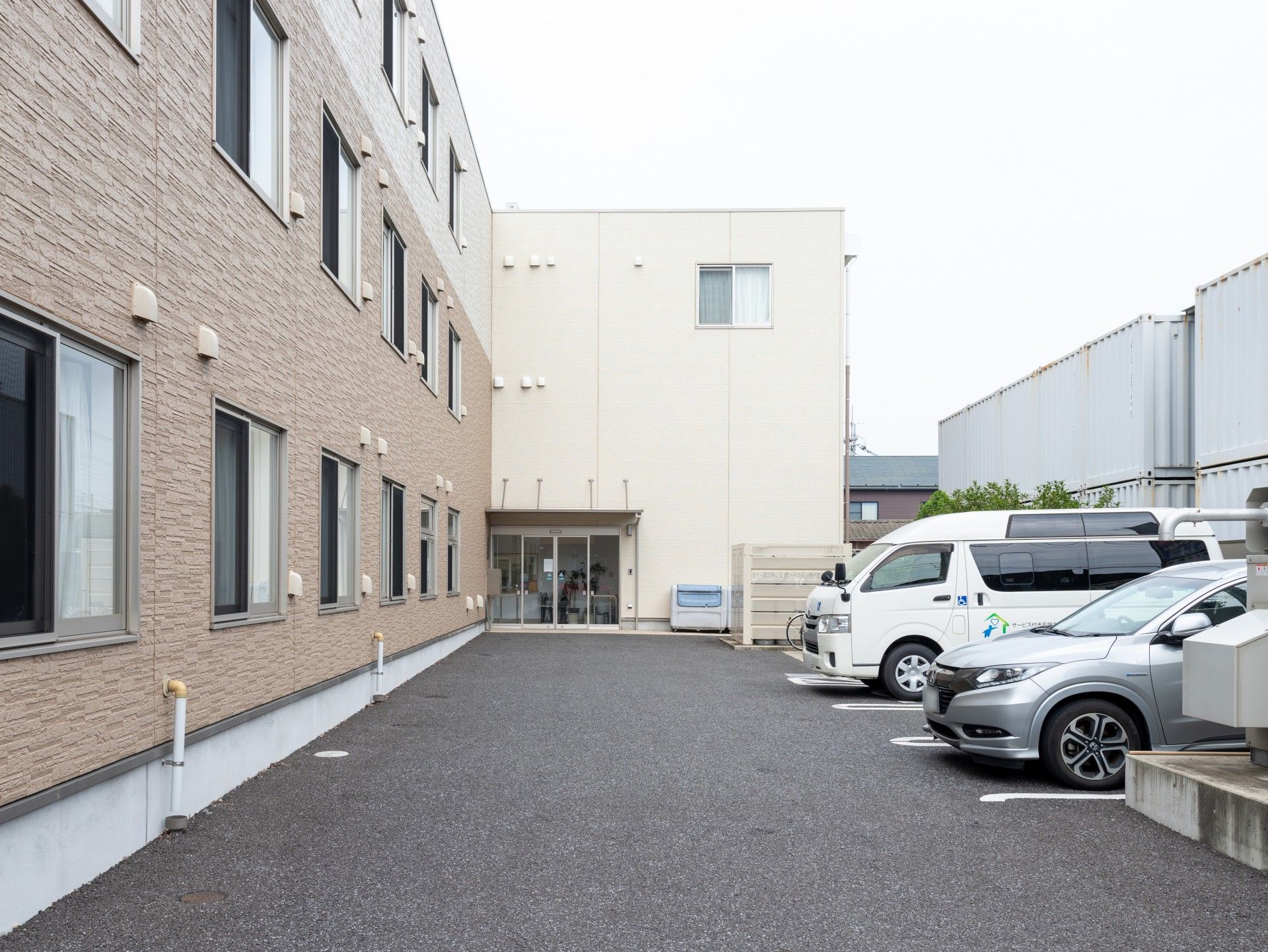 明るい入口の建物