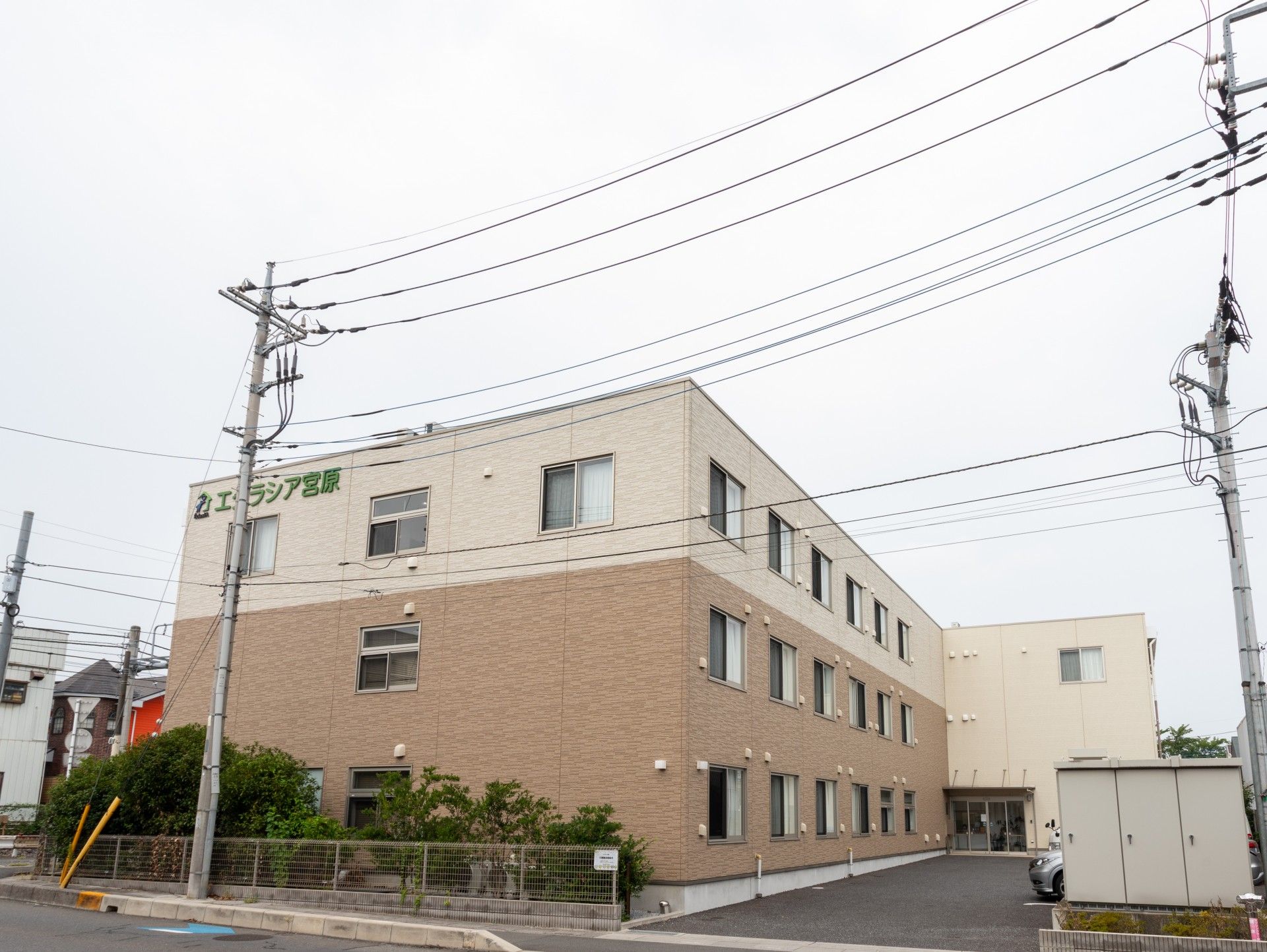 お盆にセットされたおかずとご飯、お味噌汁とお茶