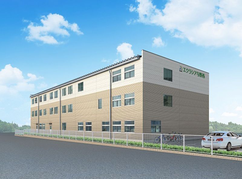 周囲に柵が張られている茶色いツートンカラーの外壁の3階建て老人ホーム