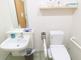 介護施設の明るいトイレ内部