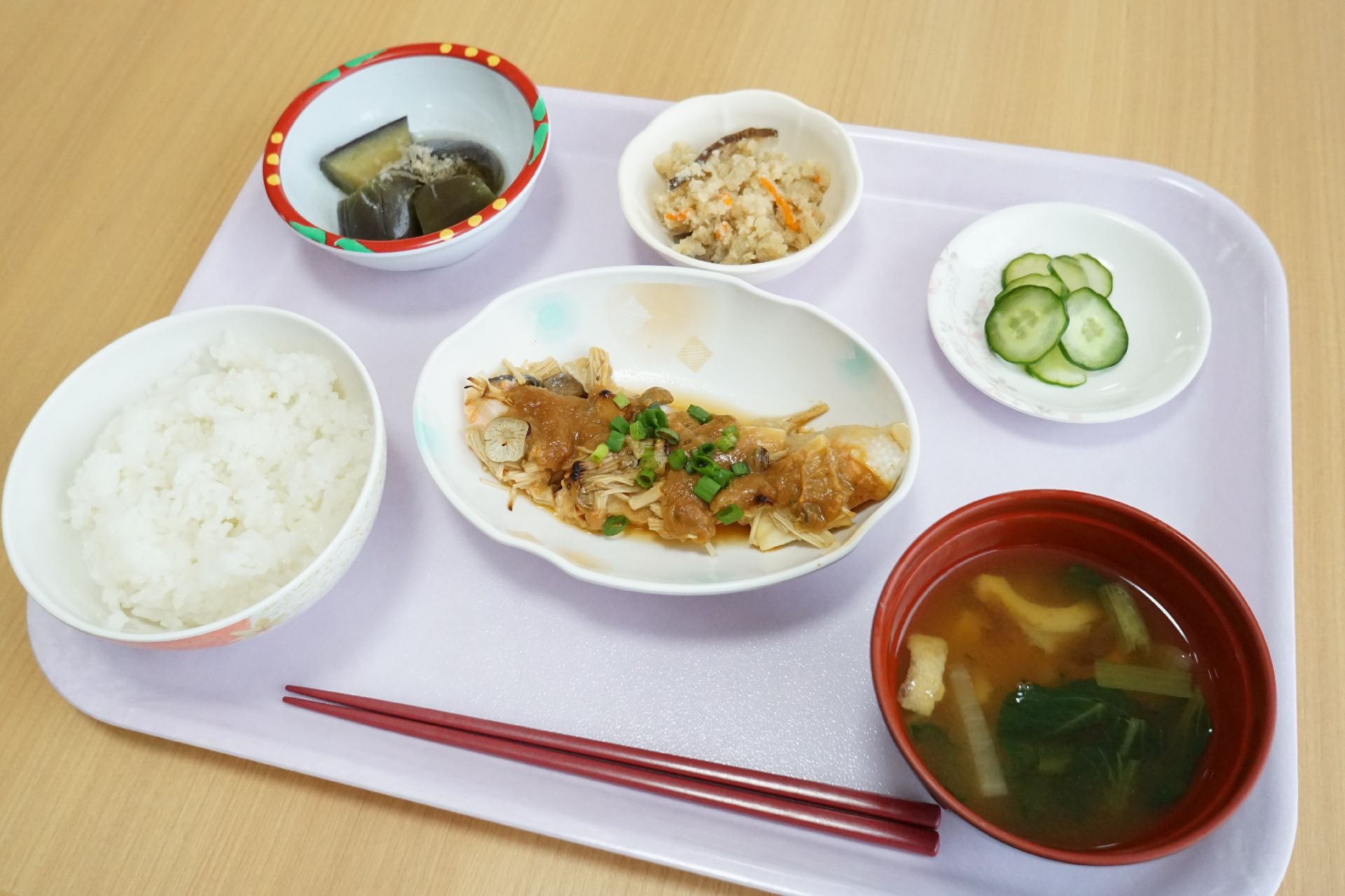 さまざまなおかずの乗った料理