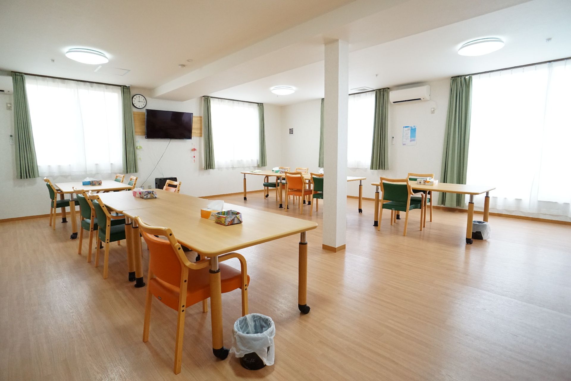 多くの照明が設置されている共有スペース