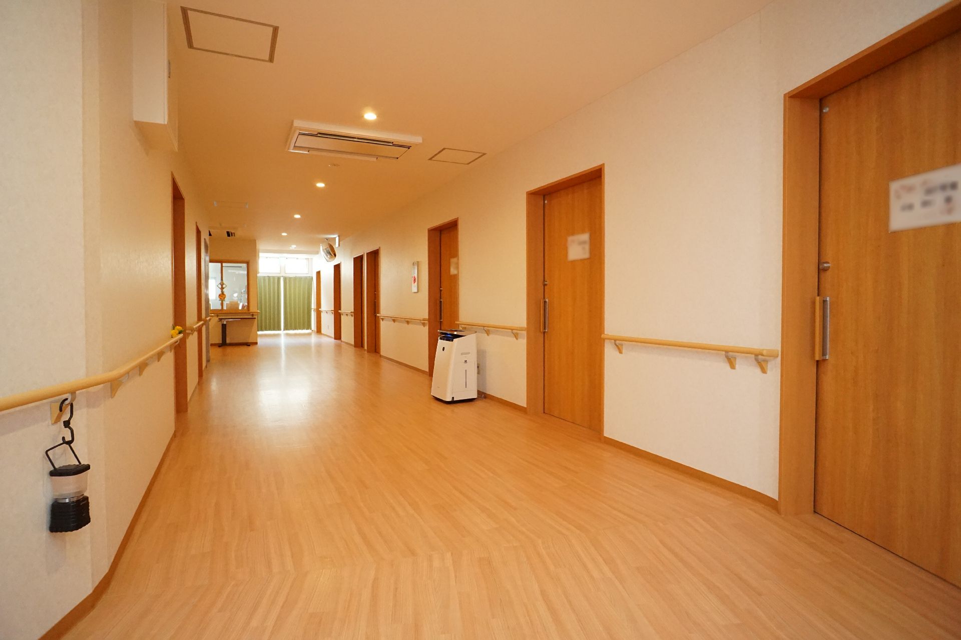 手すりをつかみながらご移動いただける長い通路