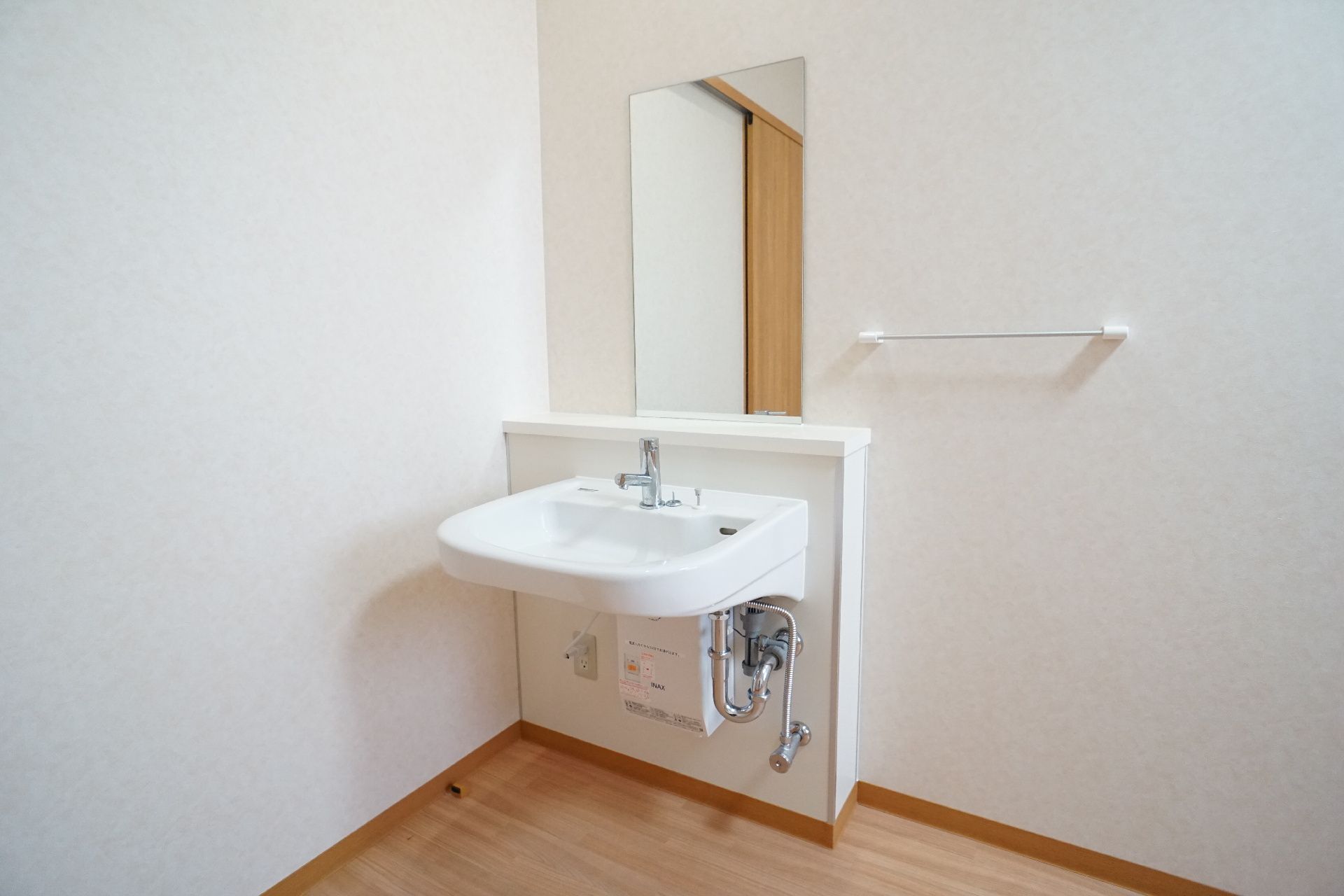 鏡をご覧いただきながら使用する洗面台
