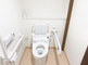 介護施設のトイレと洗面所の内観