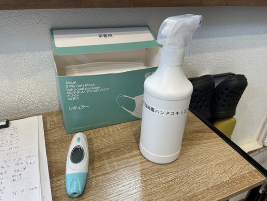 消毒液と体温計とマスク