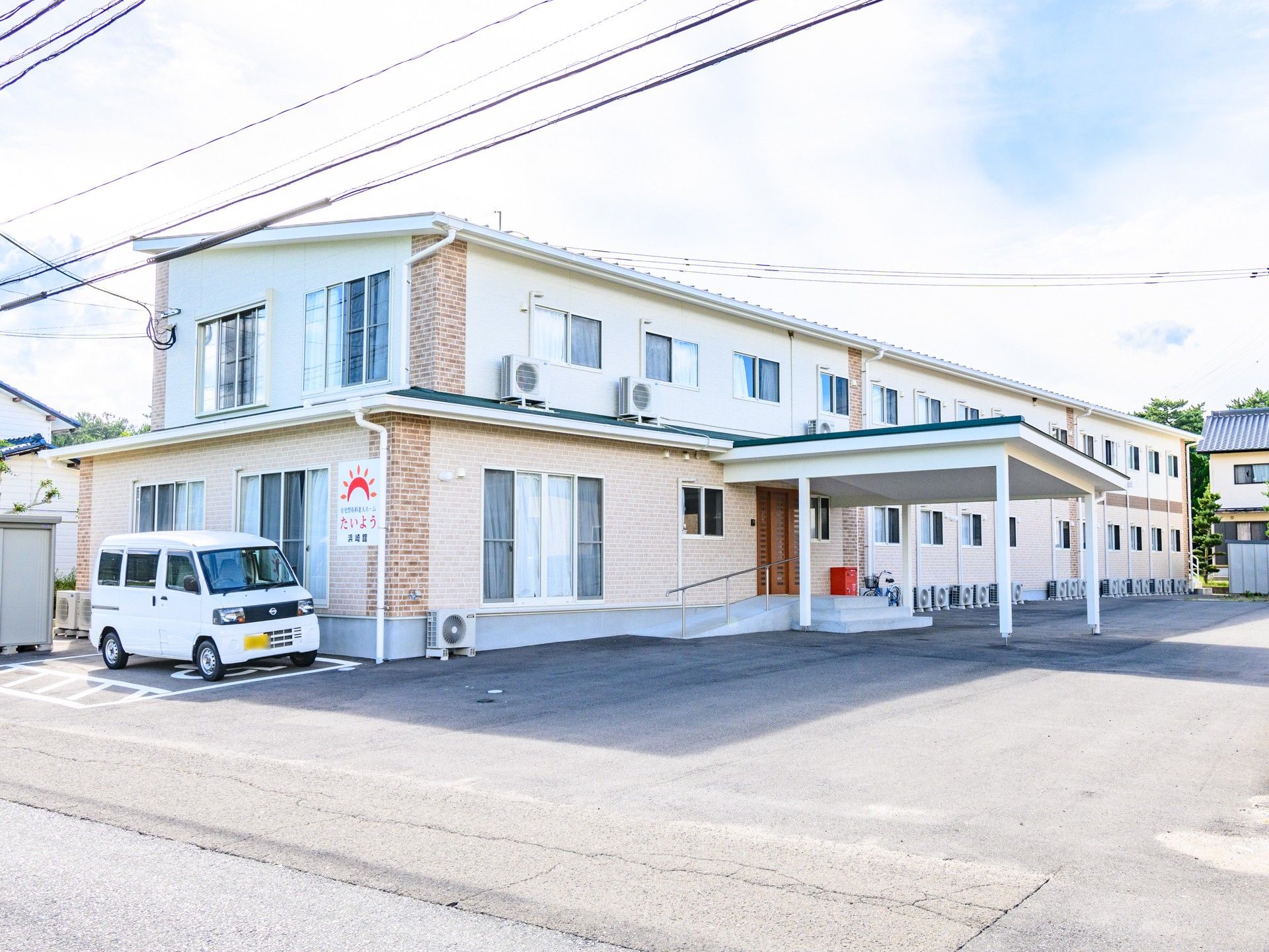 明るく広々とした建物正面