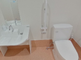 清潔で広々としたトイレの内装