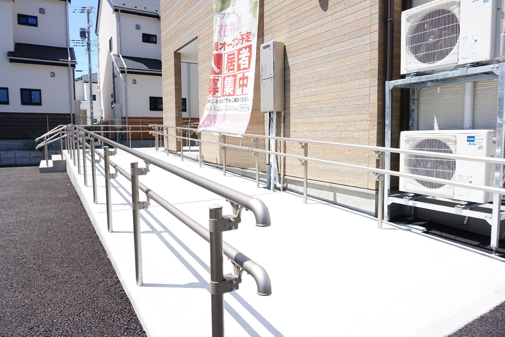 玄関部分までつながっている、車いすの方が通れるスロープ
