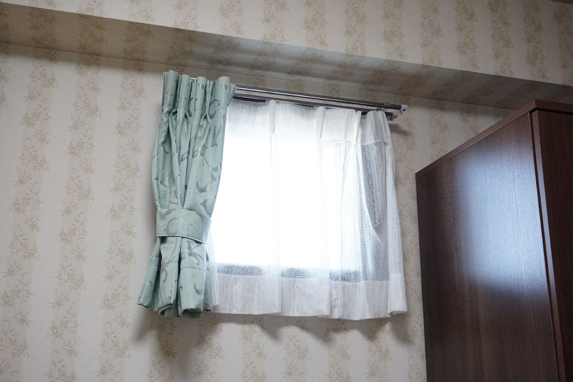 小さな窓が設置され、日の光をたっぷりと取り入れている居室