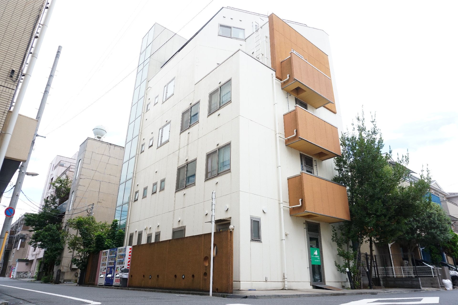 色や形状にデザイン性があり、遠くからでも施設の場所が分かる外観