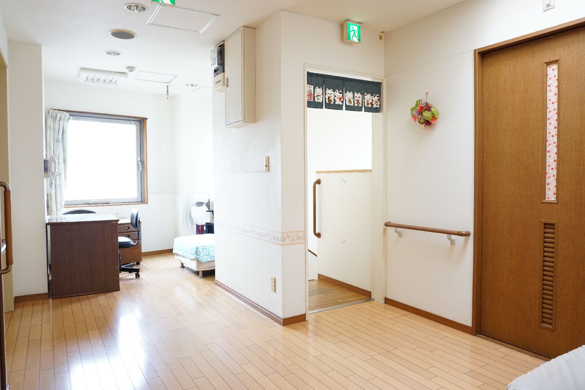 スタッフが使用する椅子、机などが置かれているスペース