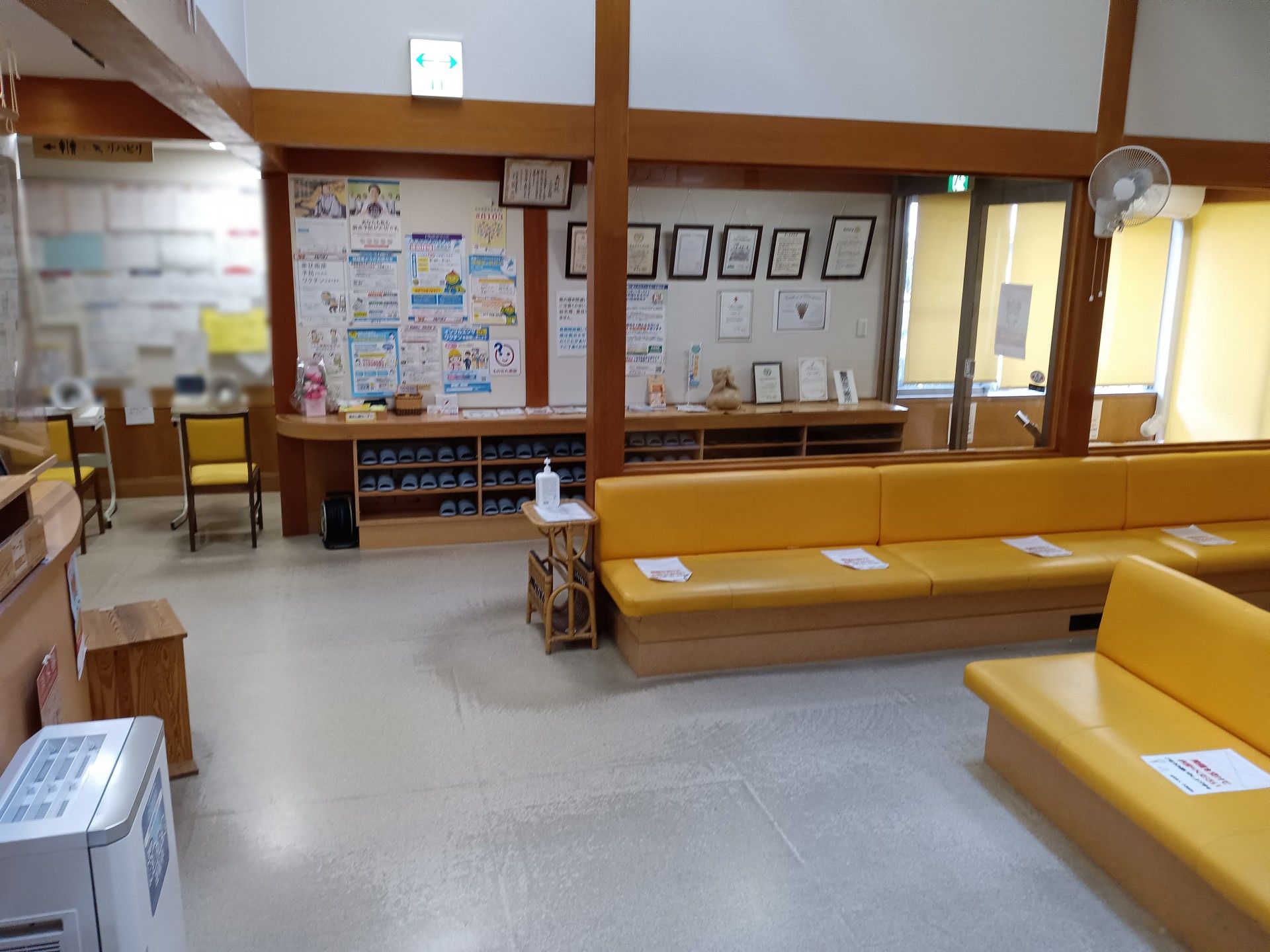 からだを動かしている高齢女性と男性スタッフの様子。施設内で体操しているときの一場面