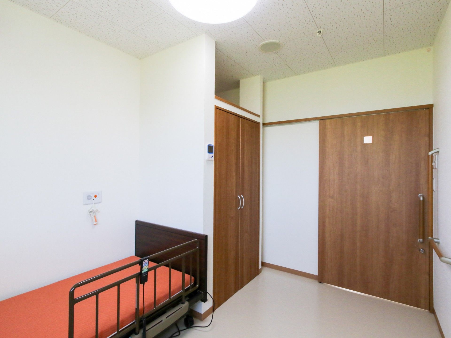ベッドが設置された居室