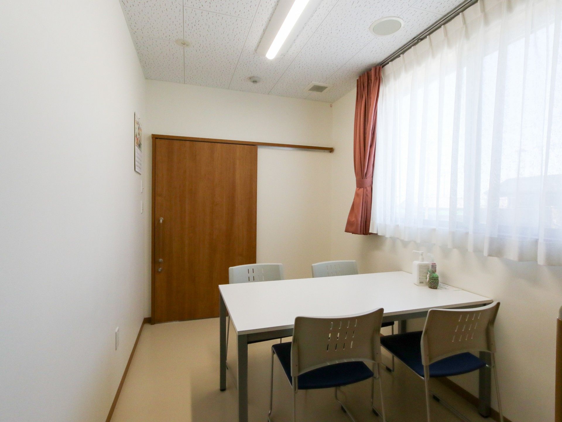 4人掛けのテーブルが設置された談話スペース