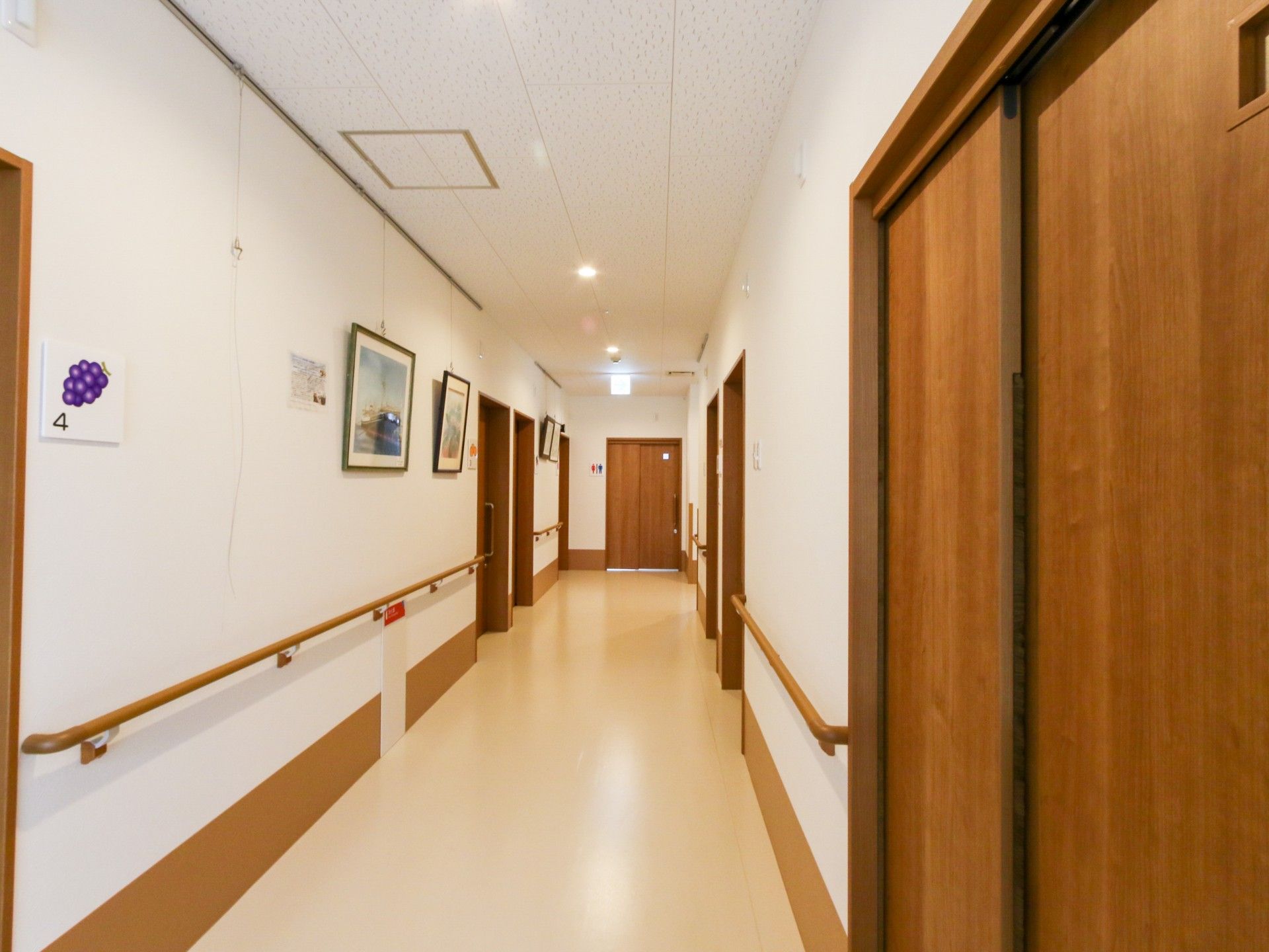 手すりが設置された廊下