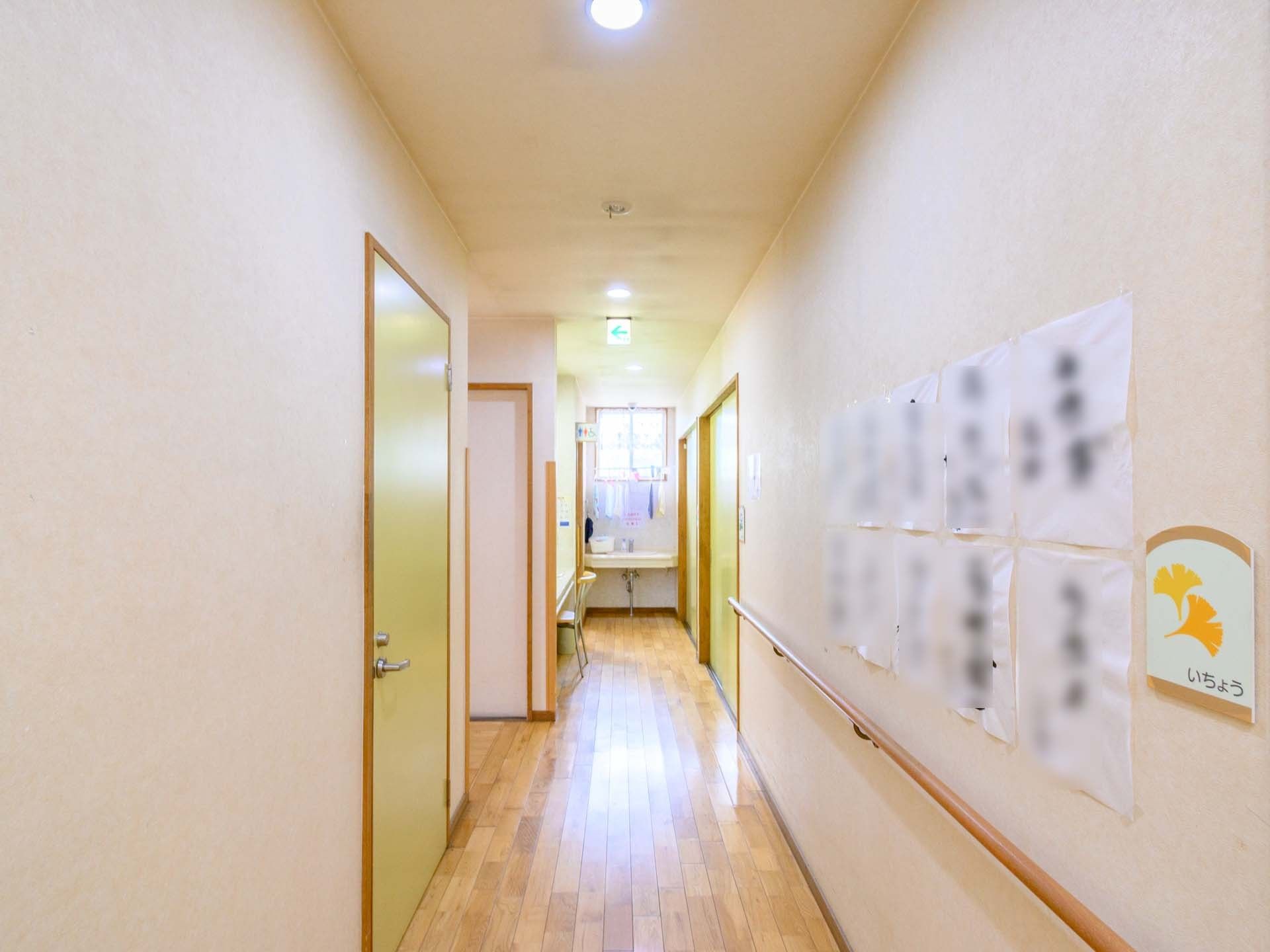手すりのある廊下