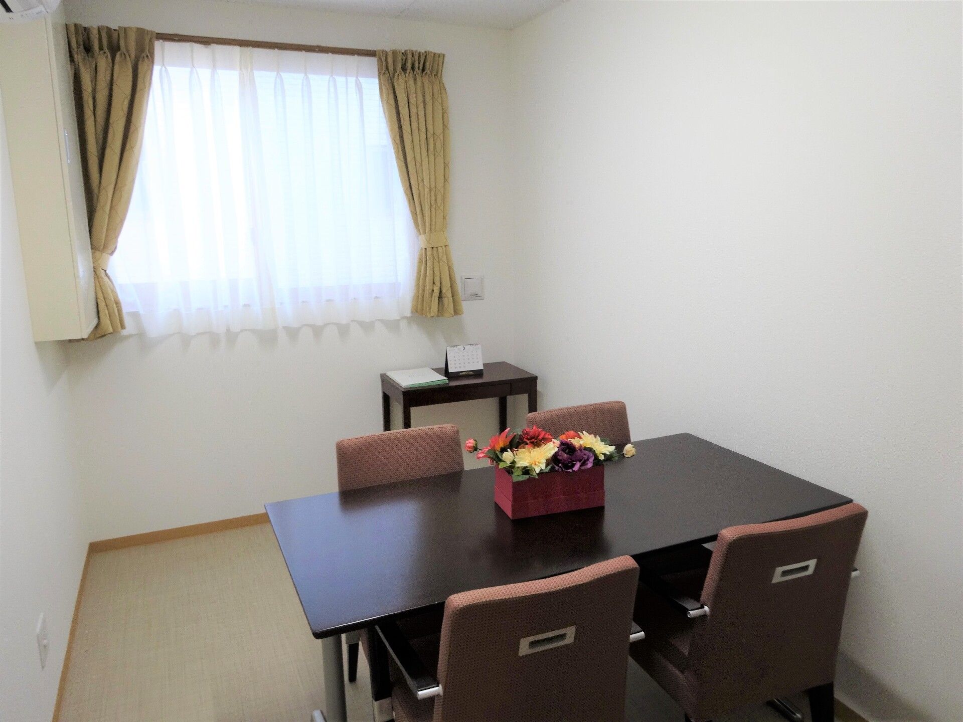 小さな部屋にイスとテーブルが置いてある施設内の相談室の様子