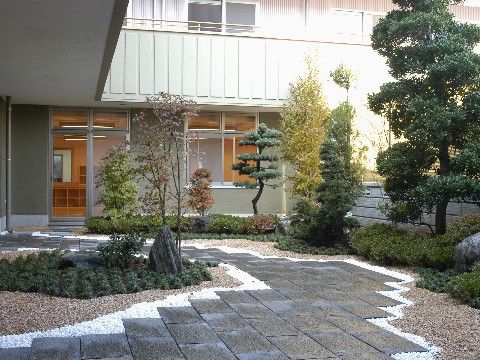 悠楽里さいたま中央のコートヤード。車椅子でのご通行も楽に行える、きれいな舗装路となってります。