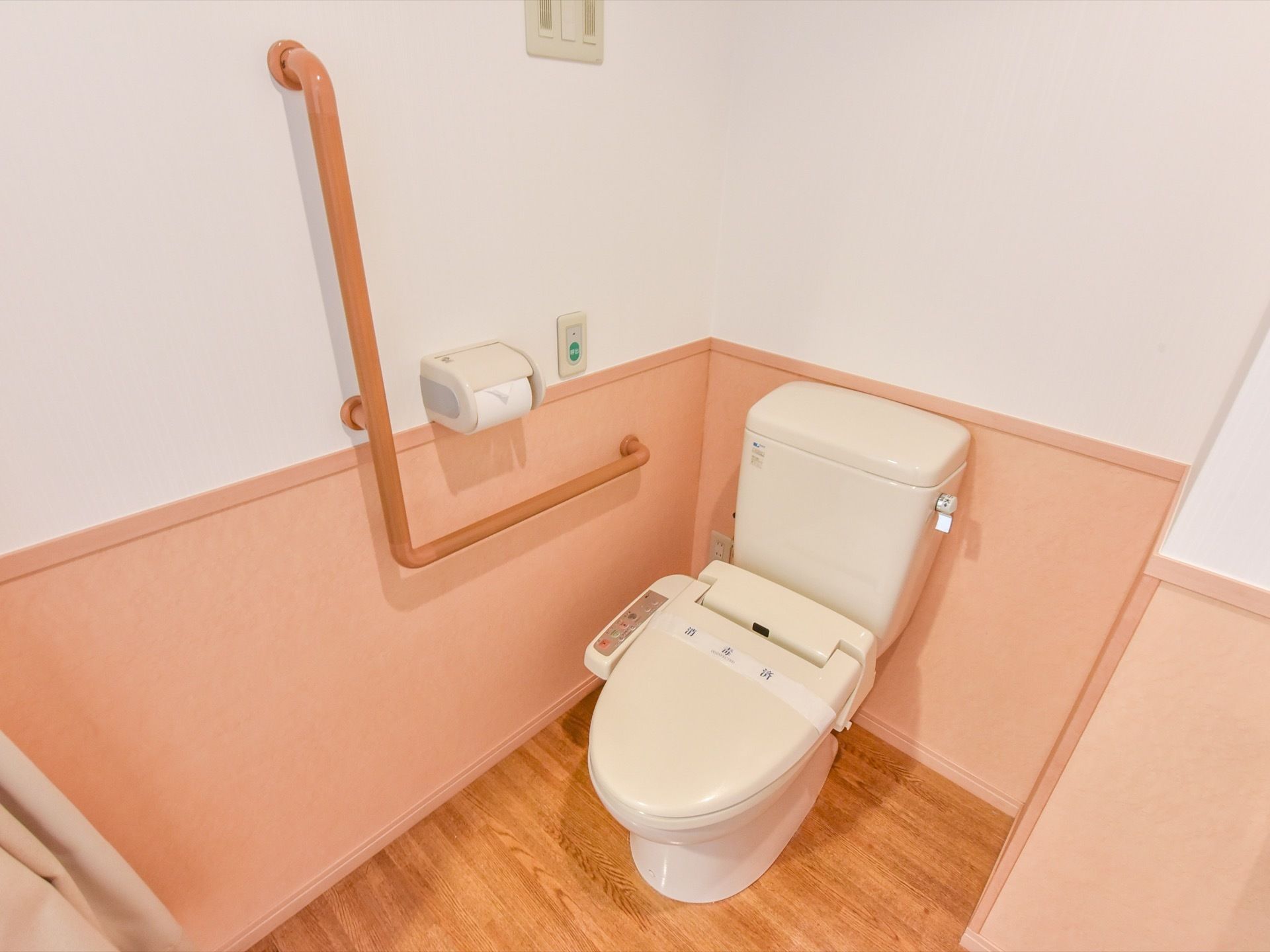 トイレは温水洗浄便座となっており、フタが閉まっている状態になっていて、その横には各種ボタンが設置されている。