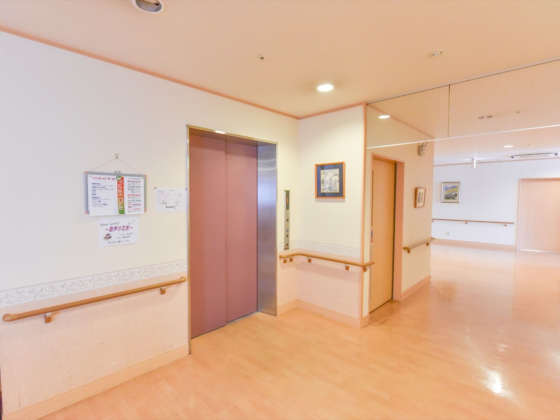通路にあるエレベーターの側には手すりが付けられている。広く通路が取られており、照明もついていて明るくなっている。