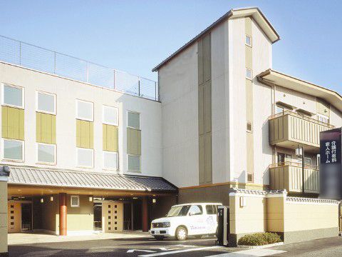 悠楽里さいたま中央の外観。大きな駐車場を完備しておりますので、ご来訪の際はお車でのお越しが出来ます。