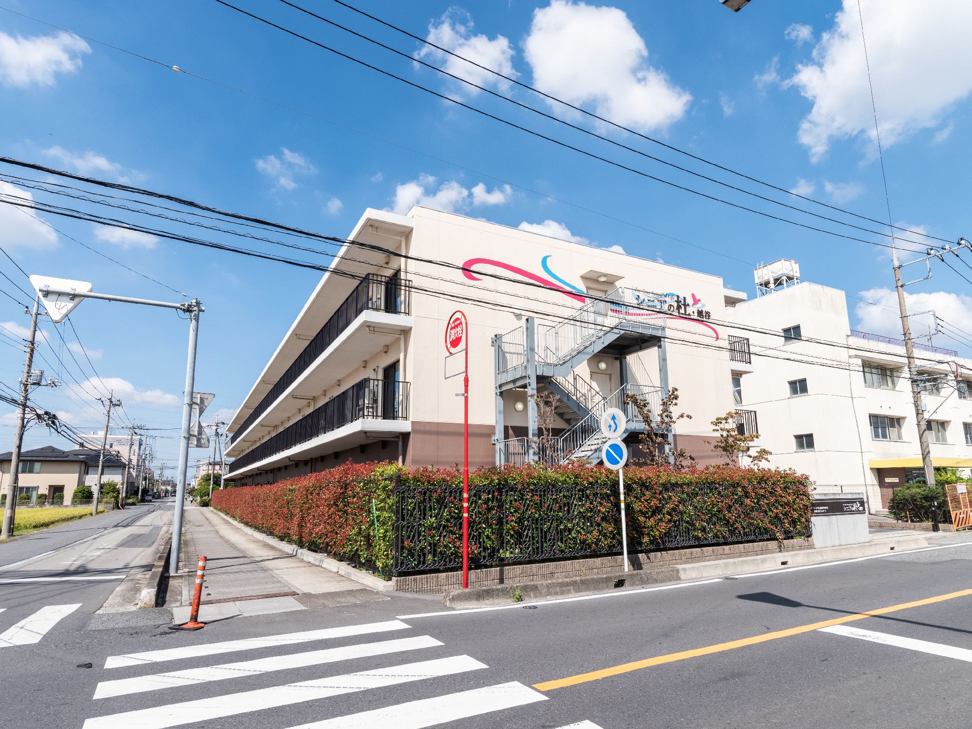 白が基調の施設