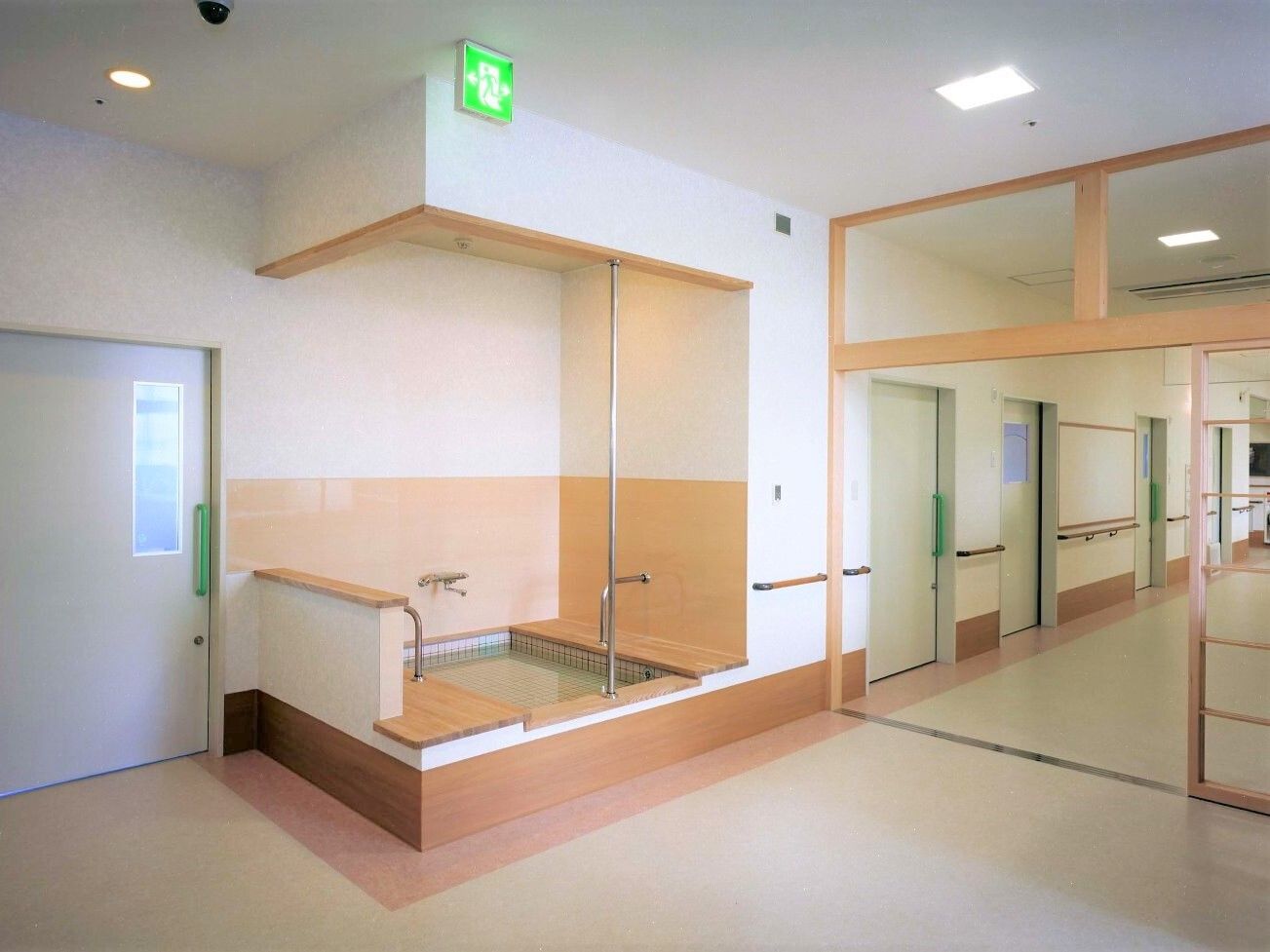 右側にはまっすぐな廊下が続いていて、手すりが付いている。左にはベンチが付いた、お湯がたっぷりと張られている。