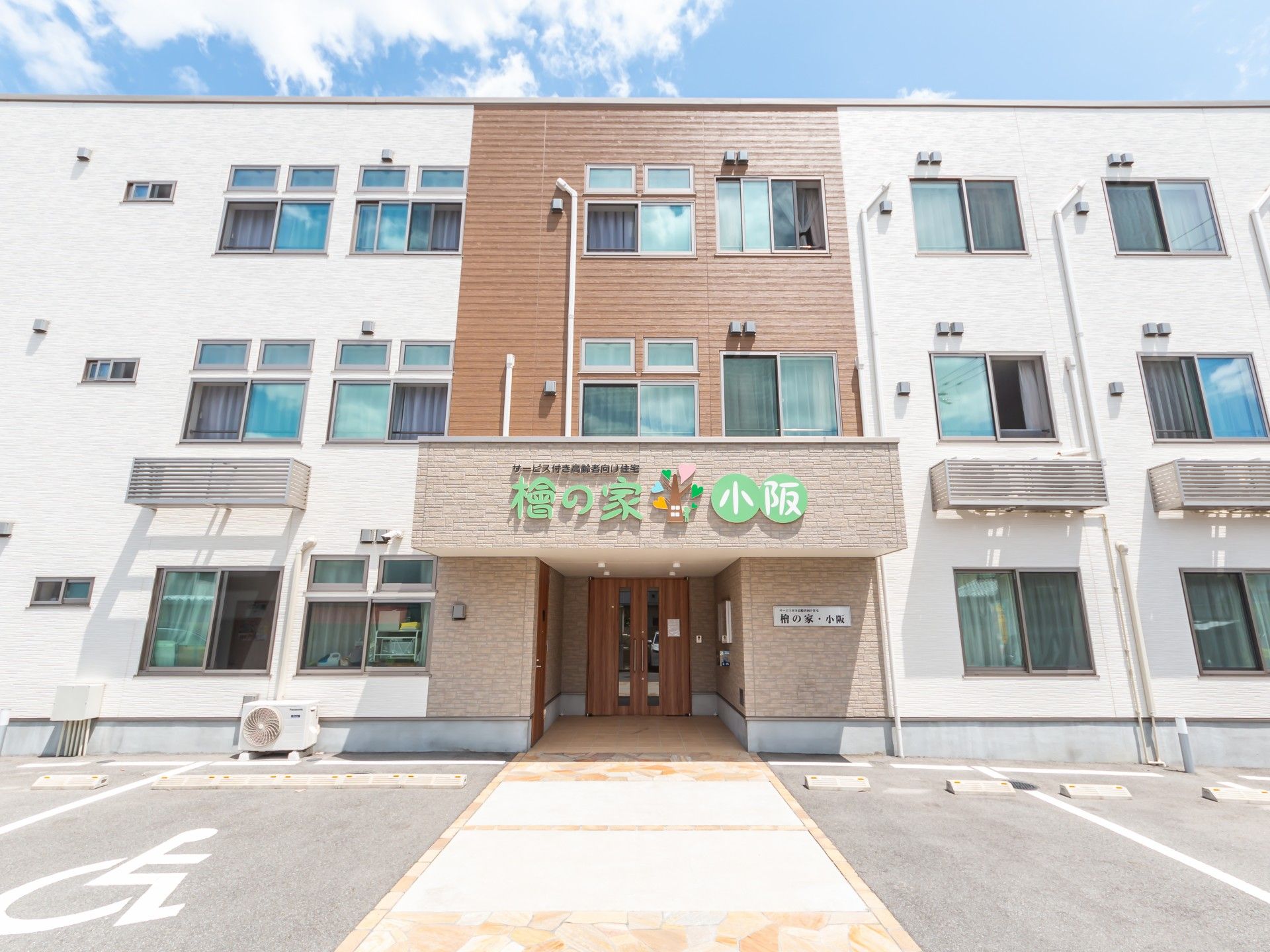 明るい外観の建物入口