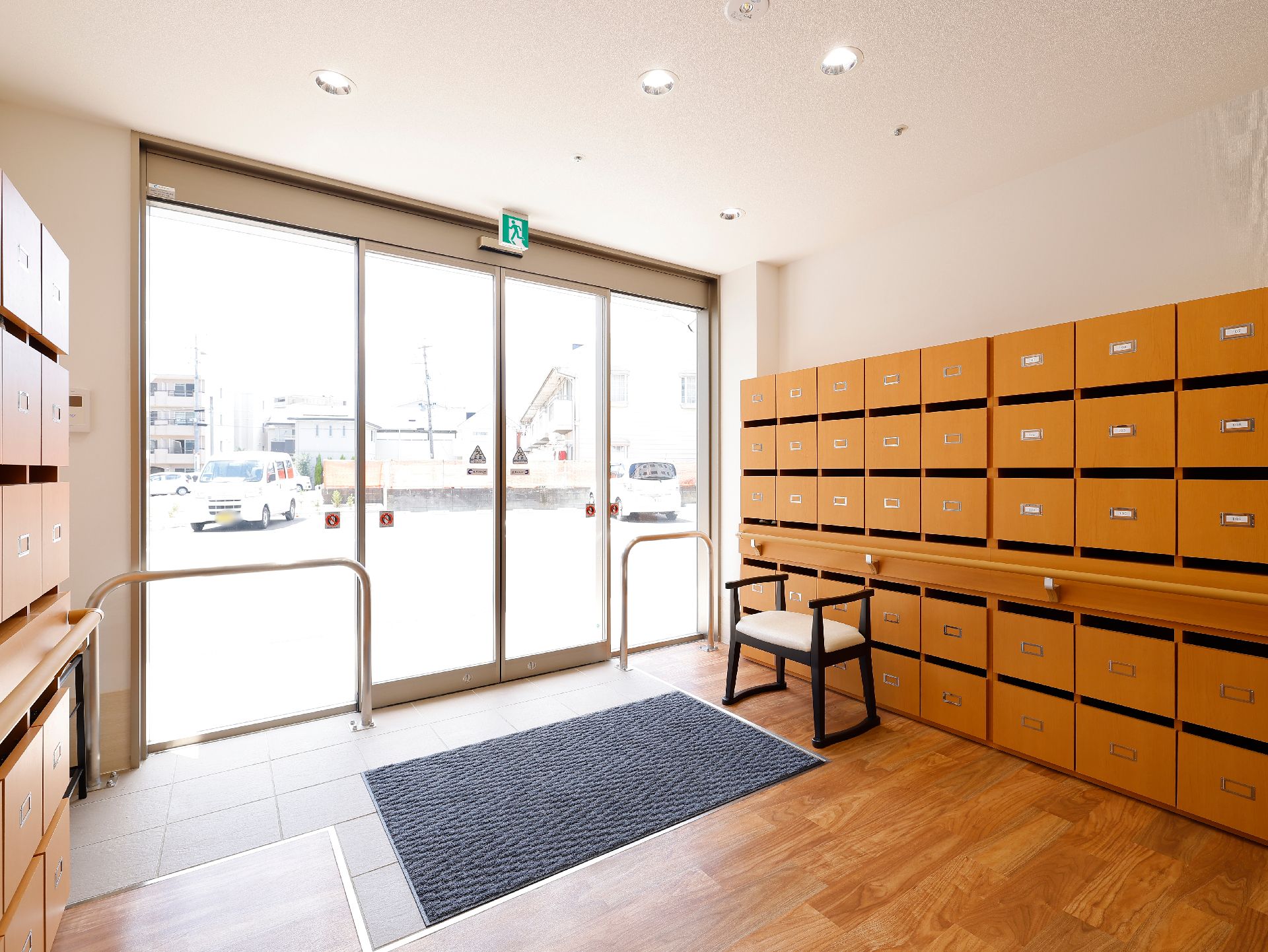 入居者用の下駄箱が設置され、段差が解消されている玄関