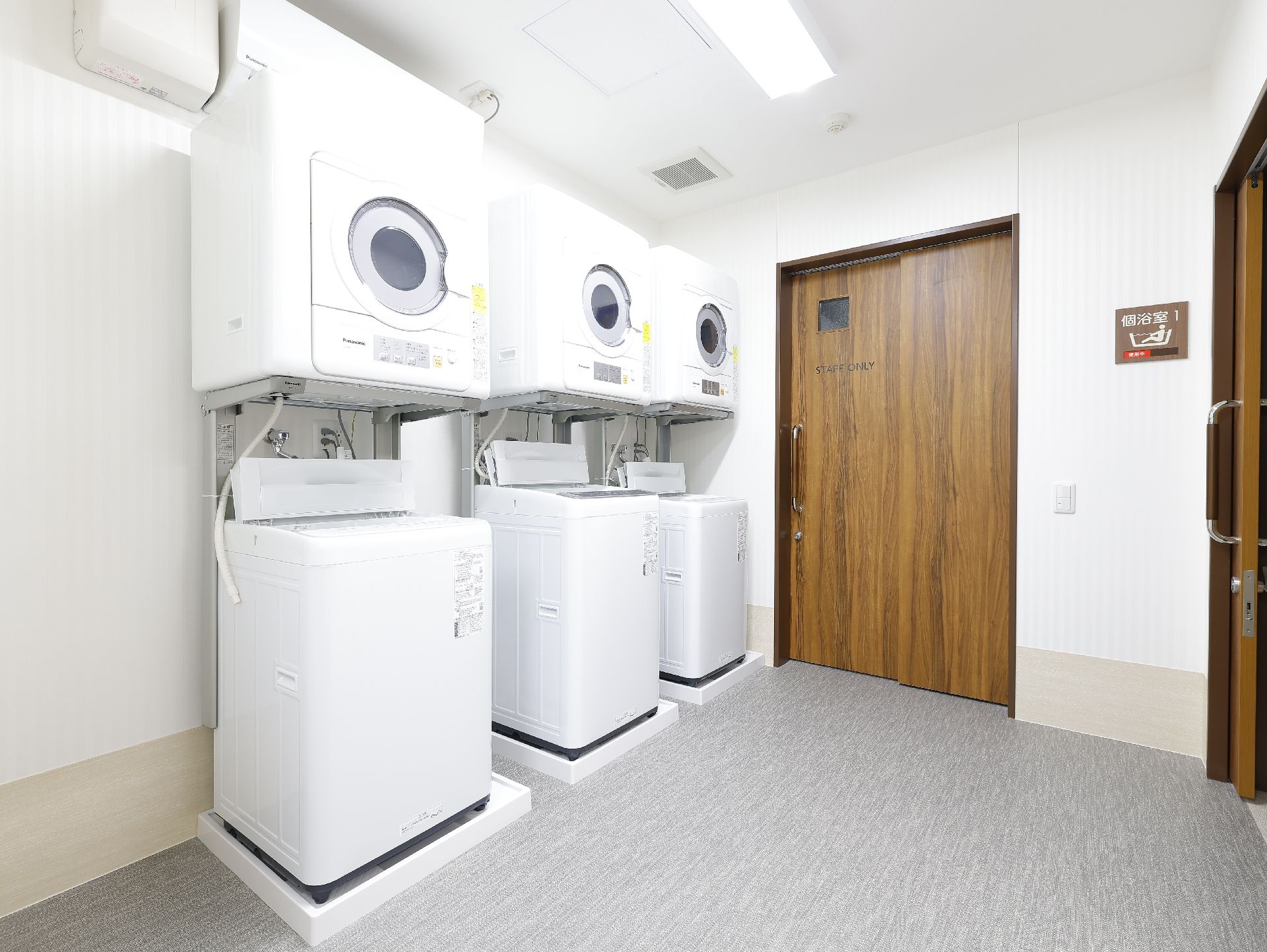 浴室の隣にあり、入居者が自由に利用できる洗濯機と乾燥機