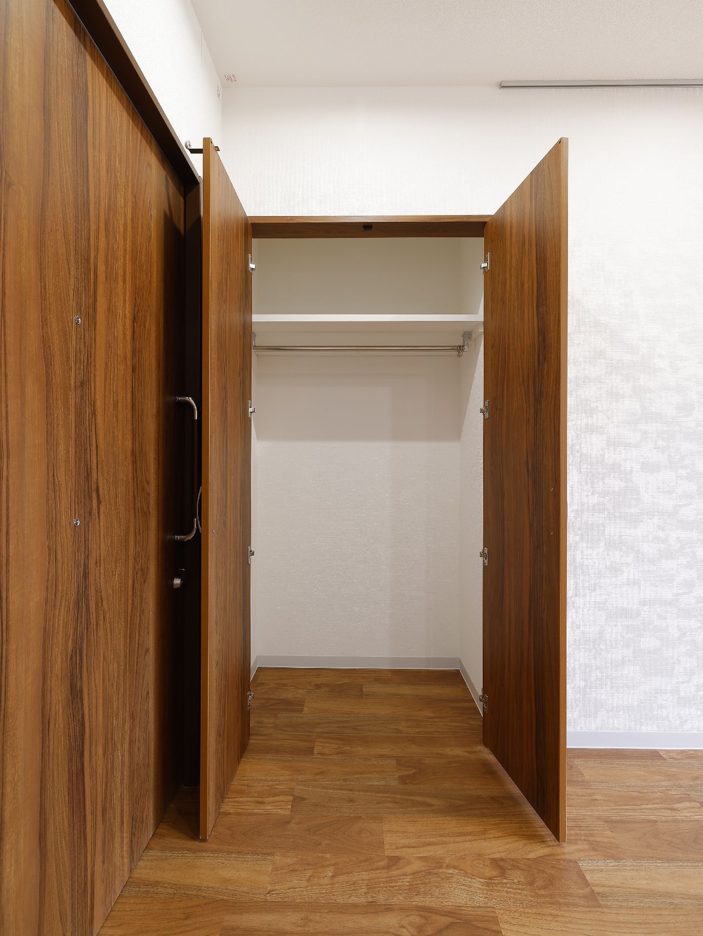 入居者が自宅から持参した洋服を保管できるクローゼット